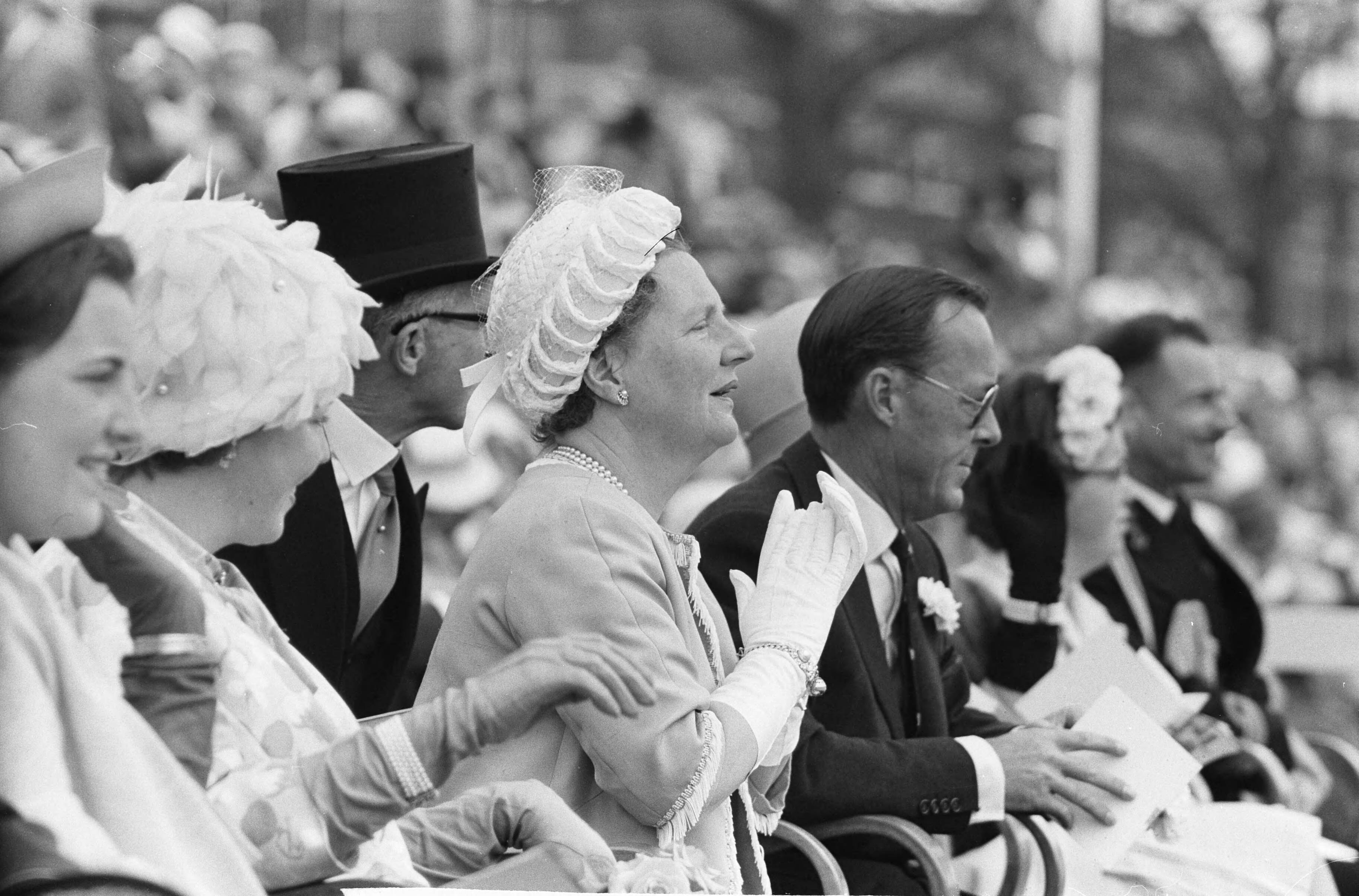 Koninklijk bezoek aan Groningen en Friesland (1962) — Koninklijk bezoek aan Leeuwarden — Foto: Pot, Harry / Anefo. Licentie: Set B: Rechtenvrij / Publiek Domein. Bron: Nationaal Archief. http://hdl.handle.net/10648/aa06f272-d0b4-102d-bcf8-003048976d84