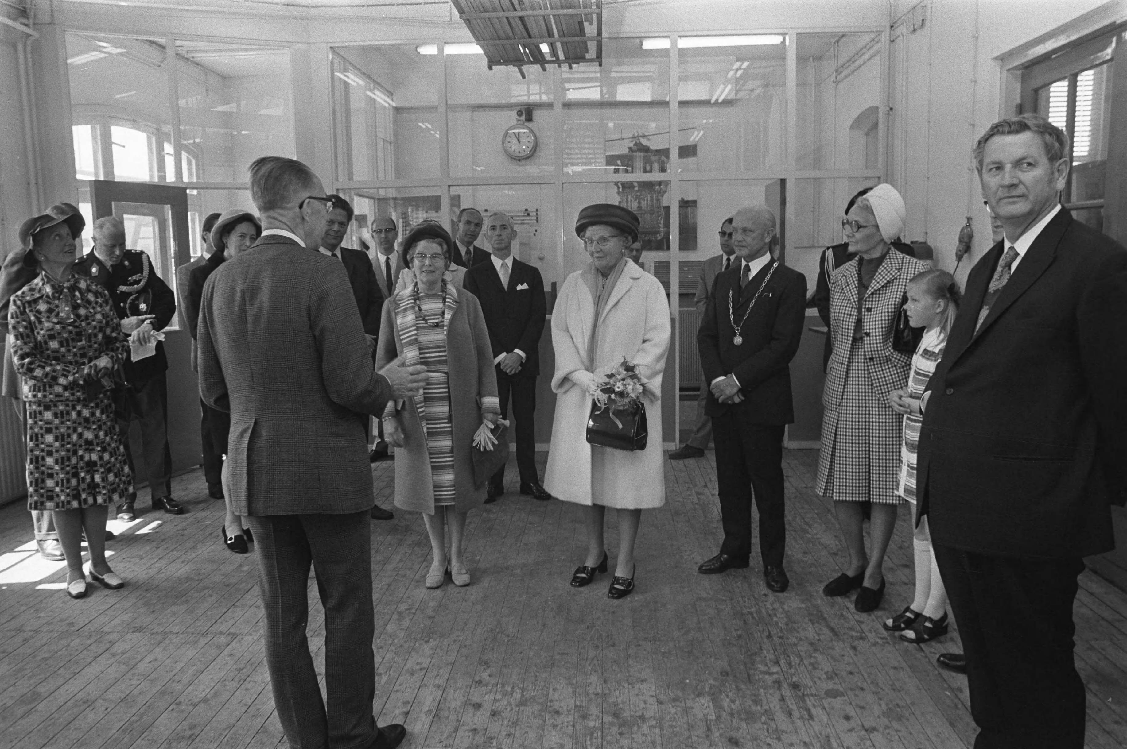 Koningin Juliana op bezoek in de Zaanstreek — Koningin Juliana tijdens een bezoek aan de firma Flentrop Orgelbouw te Koog aan de Zaan, waar een orgel wordt gebouwd dat zal worden aangeboden aan de Canadese regering — Foto: Fotograaf Onbekend / Anefo. Licentie: Set B: Rechtenvrij / Publiek Domein. Bron: Nationaal Archief. http://hdl.handle.net/10648/abec1478-d0b4-102d-bcf8-003048976d84