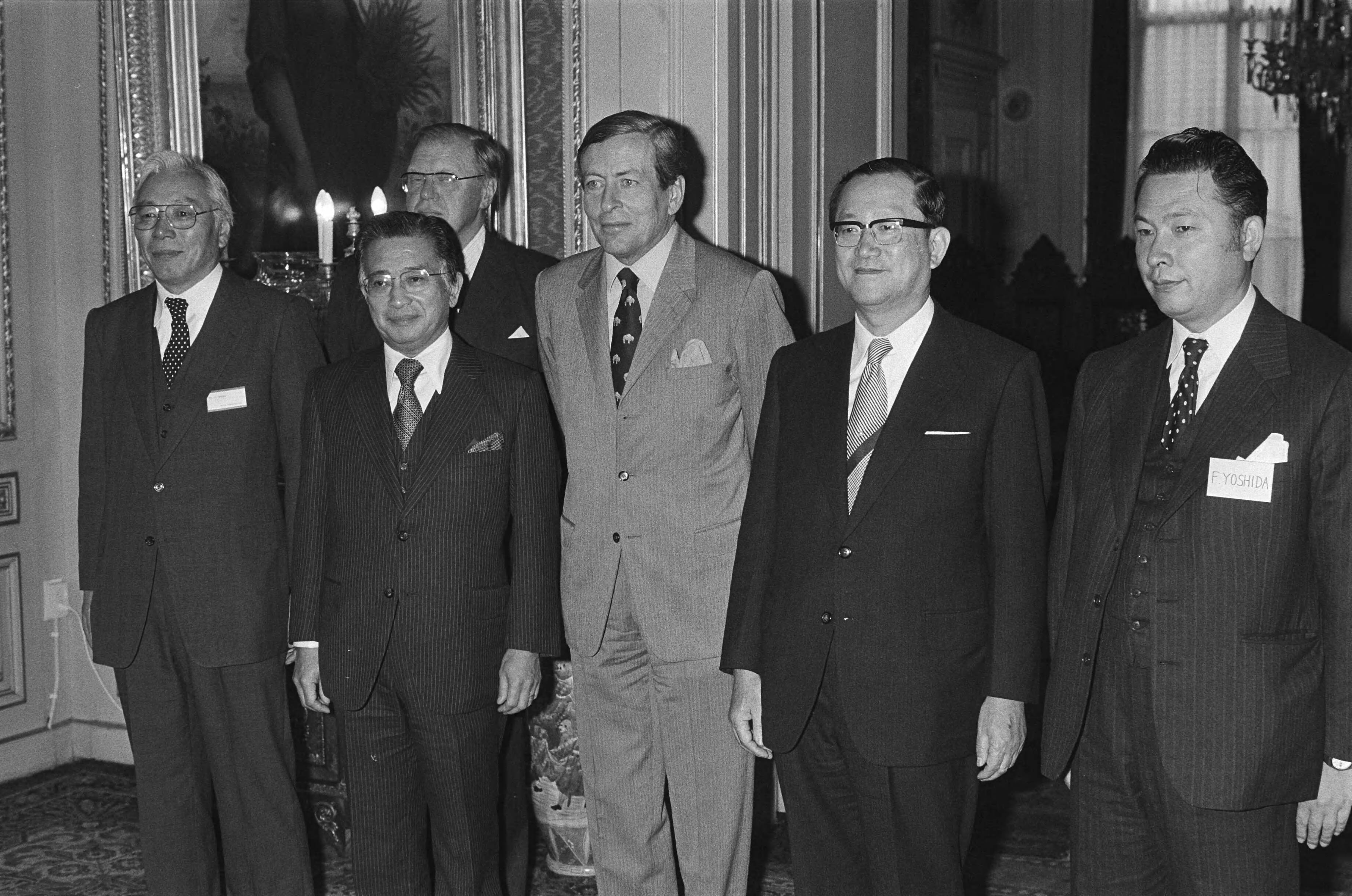 Fotocollectie Anefo — Prins Claus ontving op Paleis in Den Haag Japanse investeringsmissie, Suszuki, Hiroshi, Uchida, Claus, Saken (leider missie) en Yoshida — Foto: Croes, Rob C. / Anefo. Licentie: Set B: Rechtenvrij / Publiek Domein. Bron: Nationaal Archief. http://hdl.handle.net/10648/acf6ab9e-d0b4-102d-bcf8-003048976d84