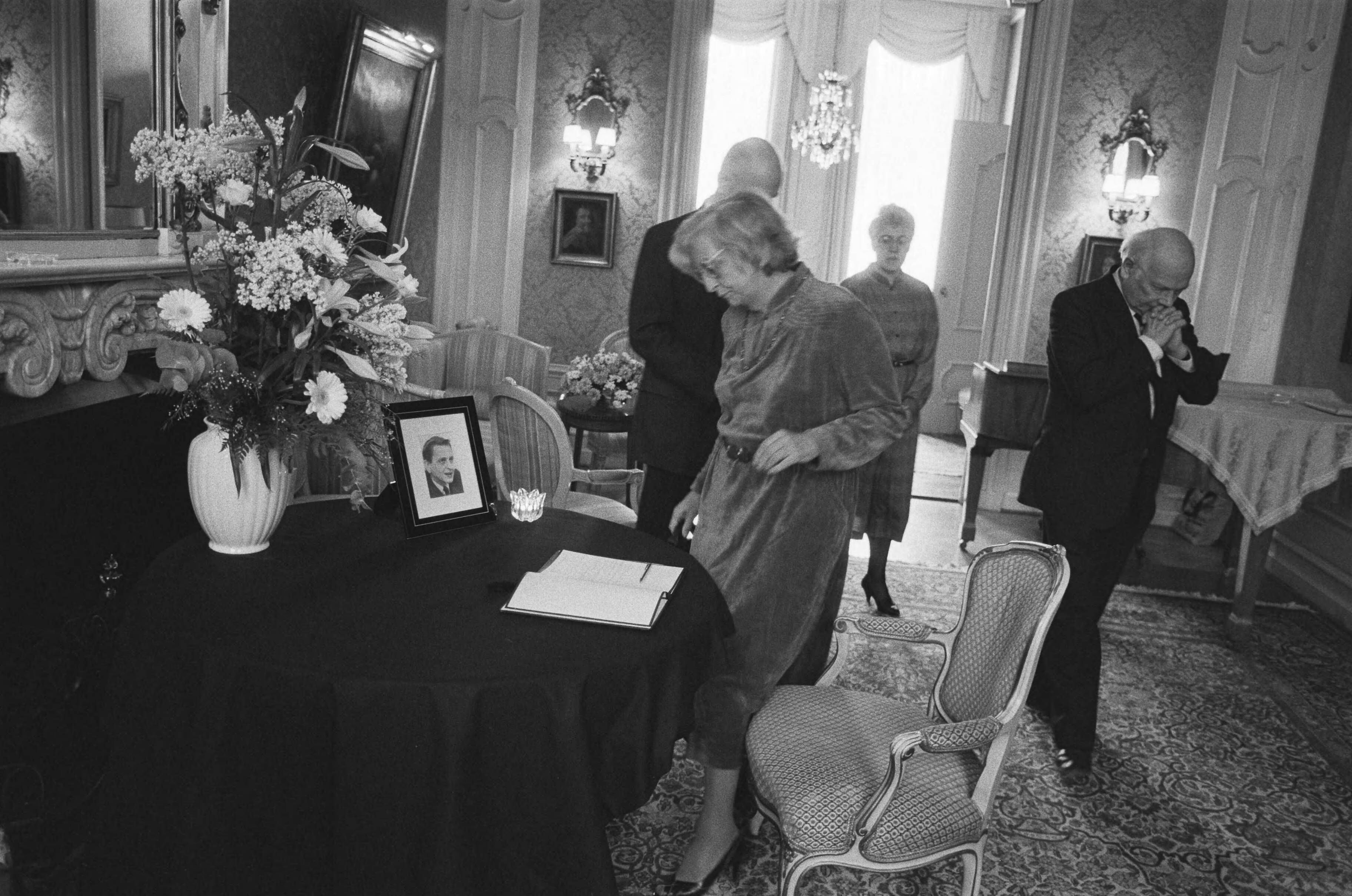 Joop den Uyl en echtgenote tekenden in Zweedse ambassade Den Haag condoleanceregister Zweedse premier Olaf Palme — ambassades|parlementariërs|vrouwen|rouw|Uyl, Joop den|Palme, Olof|Den Haag|Zuid-Holland|Uyl, Liesbeth den — Foto: Bogaerts, Rob / Anefo. Licentie: Set B: Rechtenvrij / Publiek Domein. Bron: Nationaal Archief. http://hdl.handle.net/10648/ad50688c-d0b4-102d-bcf8-003048976d84