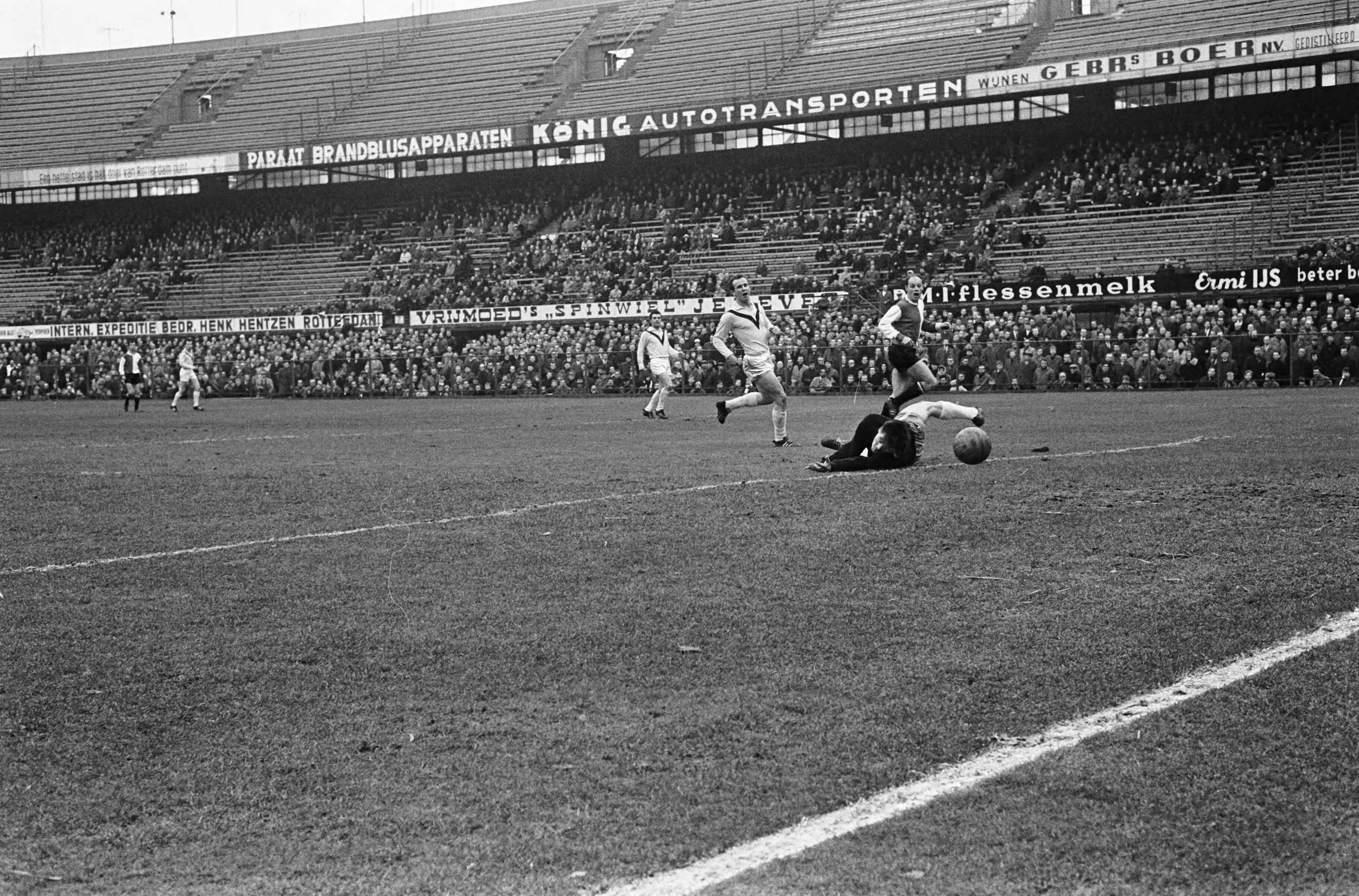 Fotocollectie Anefo — Voetbal. Achtste finale KNVB-beker. Feijenoord tegen Veendam 4-0. Spelmoment, doelman Ko Rosies van Veendam wordt gepasseerd, rechts Gerard Bergholtz — Foto: Koch, Eric / Anefo. Licentie: Set B: Rechtenvrij / Publiek Domein. Bron: Nationaal Archief. http://hdl.handle.net/10648/aa95ad00-d0b4-102d-bcf8-003048976d84