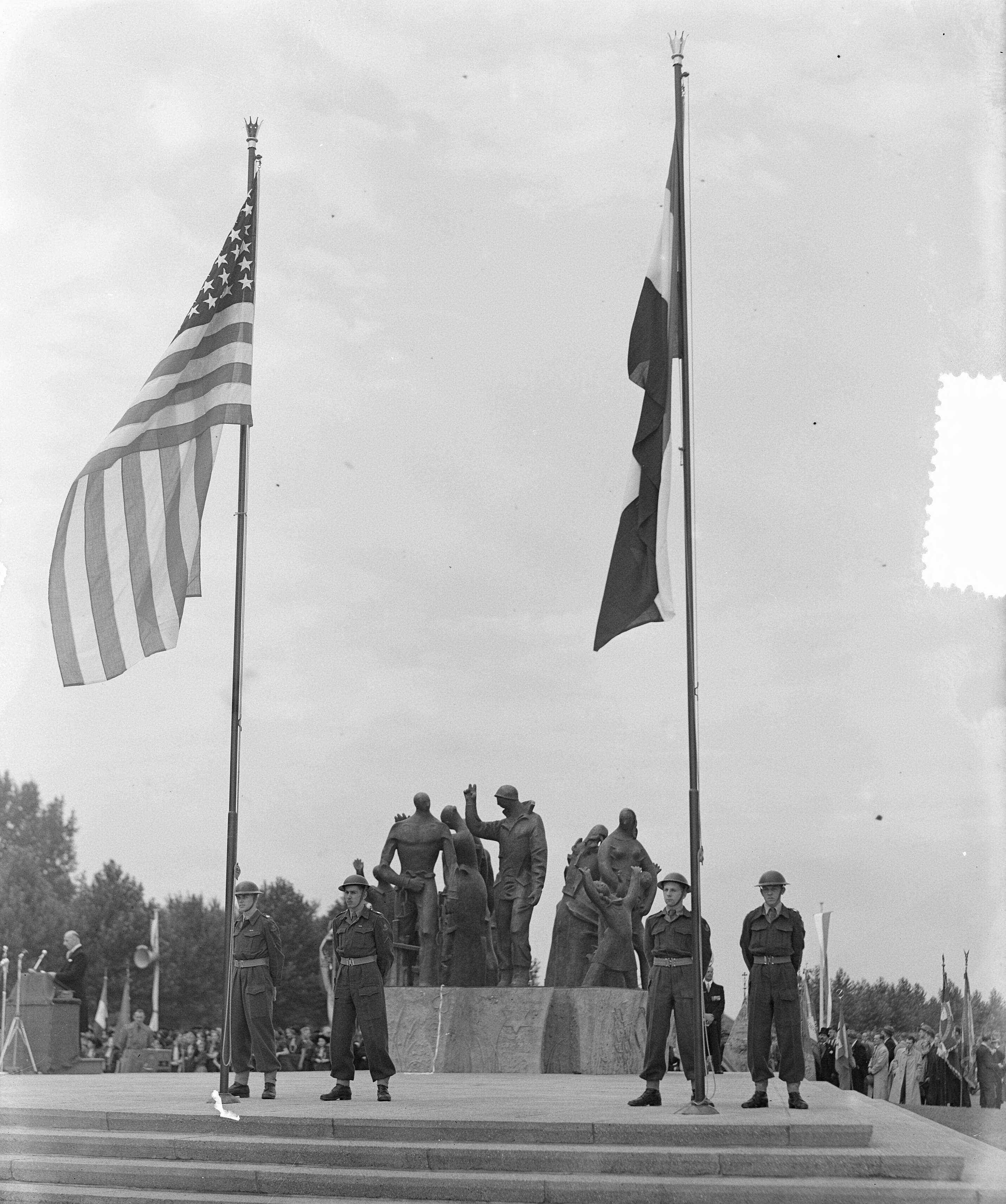 Fotocollectie Anefo — Onthulling van het oorlogsmonument aan het Koningsplein in Maastricht. De beeldengroep is van de kunstenaar Charles Eyck — Foto: Pot, Harry / Anefo. Licentie: Set B: Rechtenvrij / Publiek Domein. Bron: Nationaal Archief. http://hdl.handle.net/10648/a8ff8d44-d0b4-102d-bcf8-003048976d84