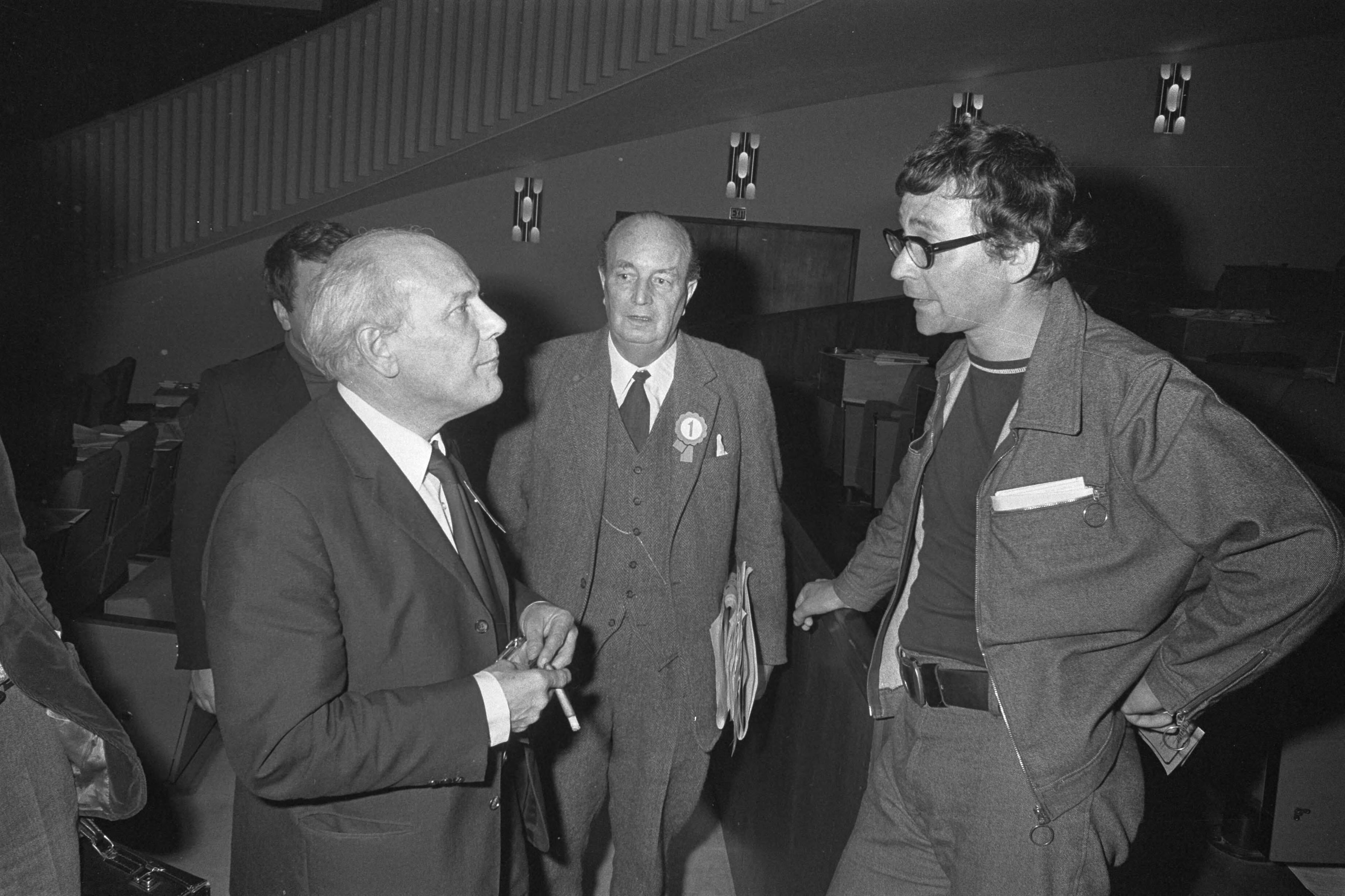 Fotocollectie Anefo — PvdA-congres in Den Haag, Den Uyl met Pelle Mug (r) — Foto: Verhoeff, Bert / Anefo. Licentie: Set B: Rechtenvrij / Publiek Domein. Bron: Nationaal Archief. http://hdl.handle.net/10648/abf86dfe-d0b4-102d-bcf8-003048976d84