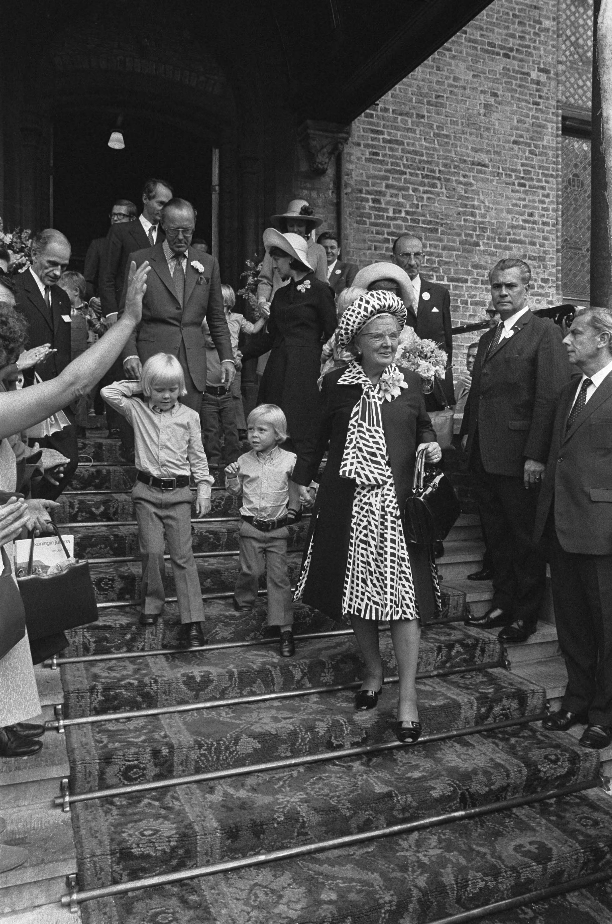 Fotocollectie Anefo — Viering Zilveren Regeringsjubileum van Koningin Juliana in Den Haag , Koninklijke familie komt trap af van Ridderzaal — Foto: Mieremet, Rob / Anefo. Licentie: Set B: Rechtenvrij / Publiek Domein. Bron: Nationaal Archief. http://hdl.handle.net/10648/ac365966-d0b4-102d-bcf8-003048976d84