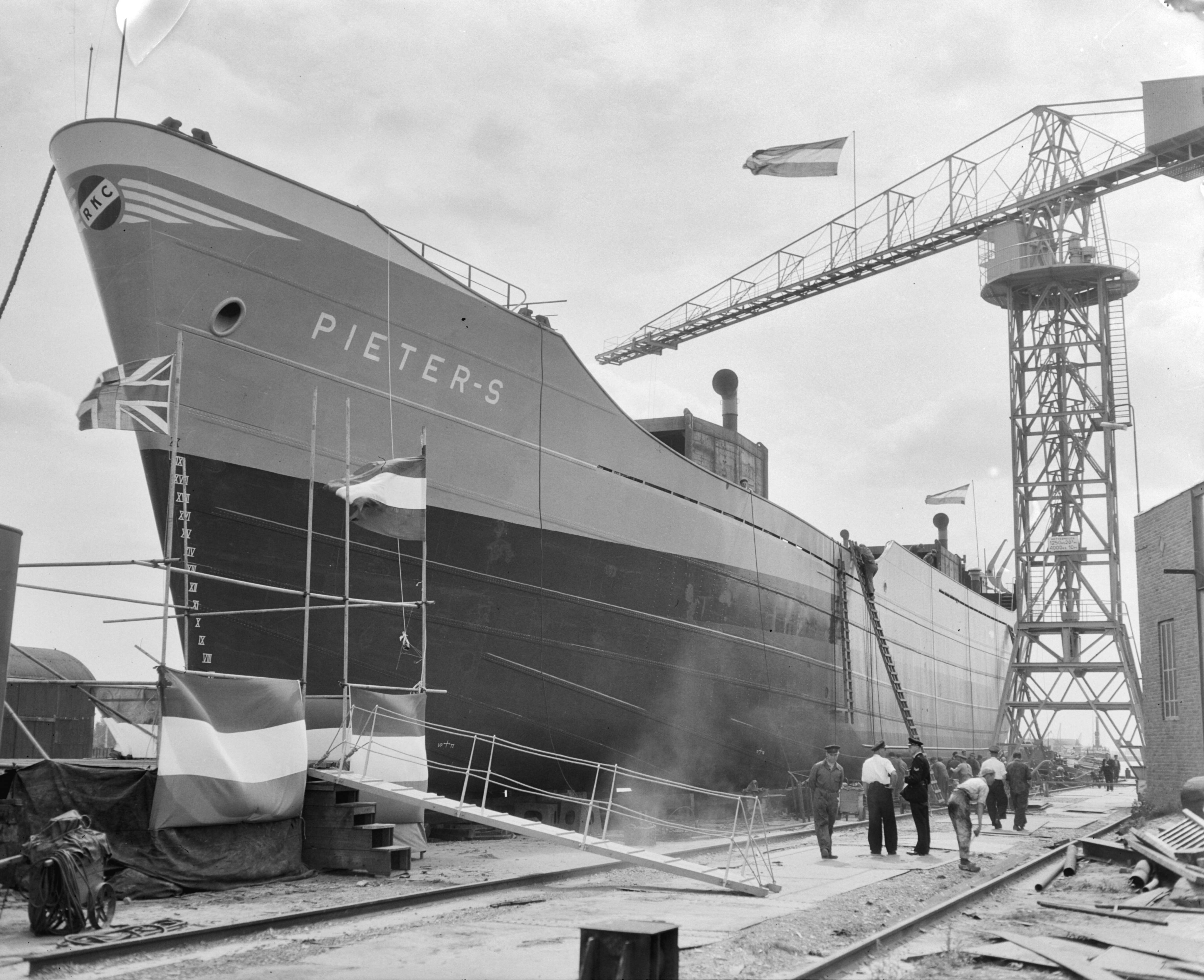 Fotocollectie Anefo — Tewaterlating van motorschip "Pieter S.", gebouw voor de Rotterdamse Kolencentrale bij de N.V. Terneuzense Scheepsbouwmaatschappij — Foto: Duinen, G.W. van / Anefo. Licentie: Set B: Rechtenvrij / Publiek Domein. Bron: Nationaal Archief. http://hdl.handle.net/10648/a911482c-d0b4-102d-bcf8-003048976d84