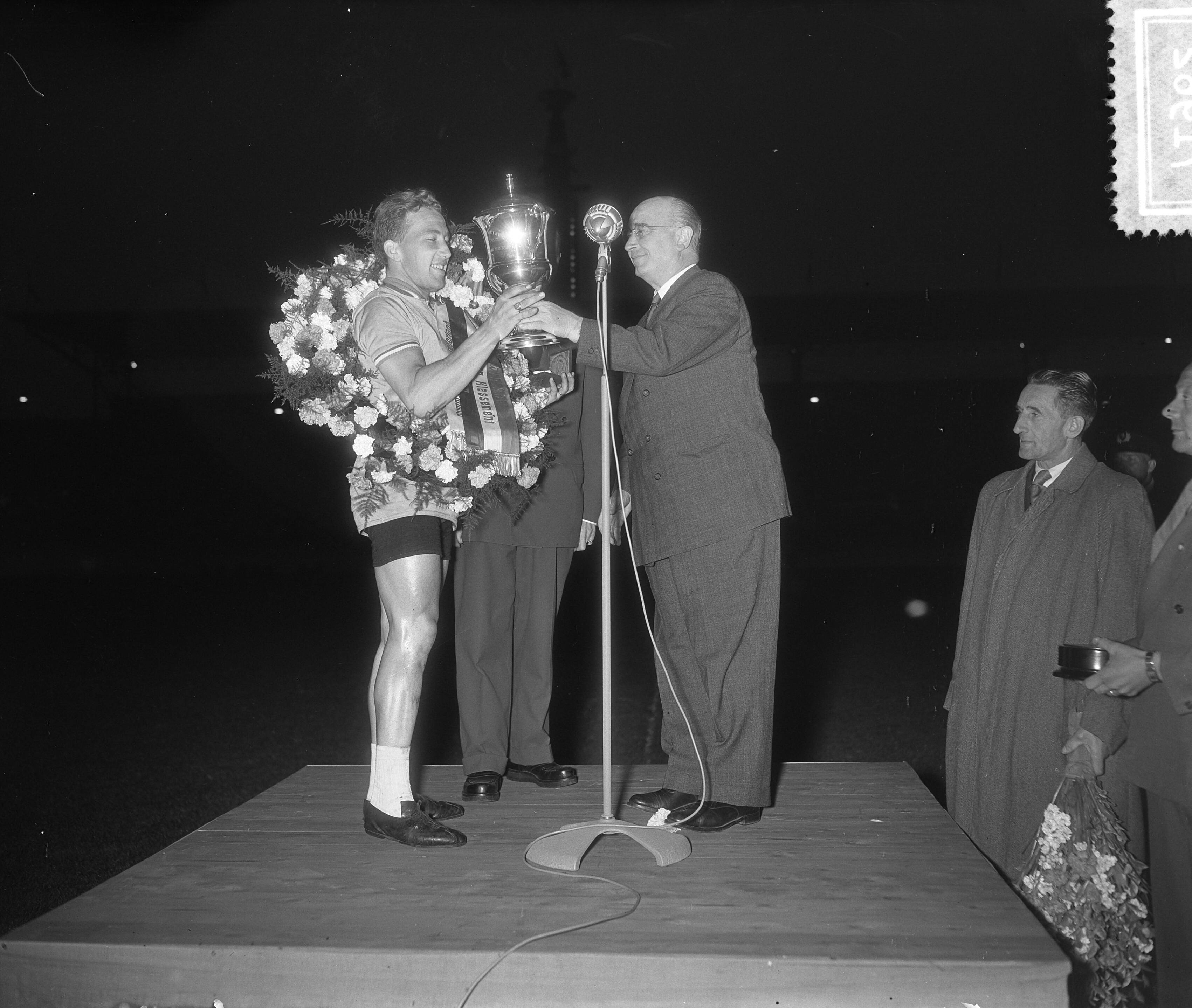 Fotocollectie Anefo — P. Kooyman , Den Haag , winnaar Tour door Nederland met Kik Gendeker — Foto: Rossem, Wim van / Anefo. Licentie: Set B: Rechtenvrij / Publiek Domein. Bron: Nationaal Archief. http://hdl.handle.net/10648/a9370ecc-d0b4-102d-bcf8-003048976d84