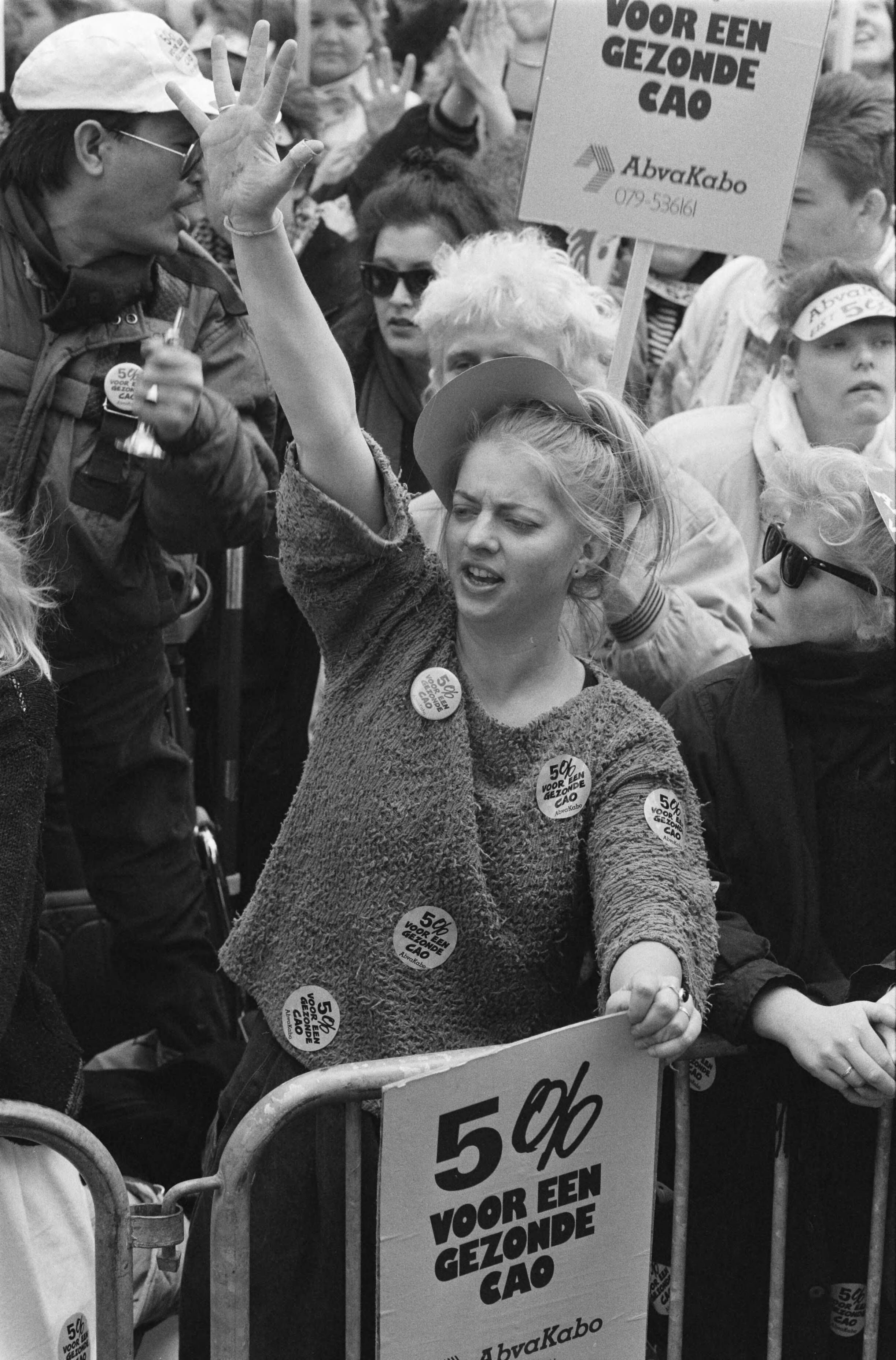 Demonstratie meer dan 50.000 verpleegkundigen in Den Haag — Vrouw tussen de demonstranten — Foto: Croes, Rob C. / Anefo. Licentie: Set B: Rechtenvrij / Publiek Domein. Bron: Nationaal Archief. http://hdl.handle.net/10648/ad72495c-d0b4-102d-bcf8-003048976d84