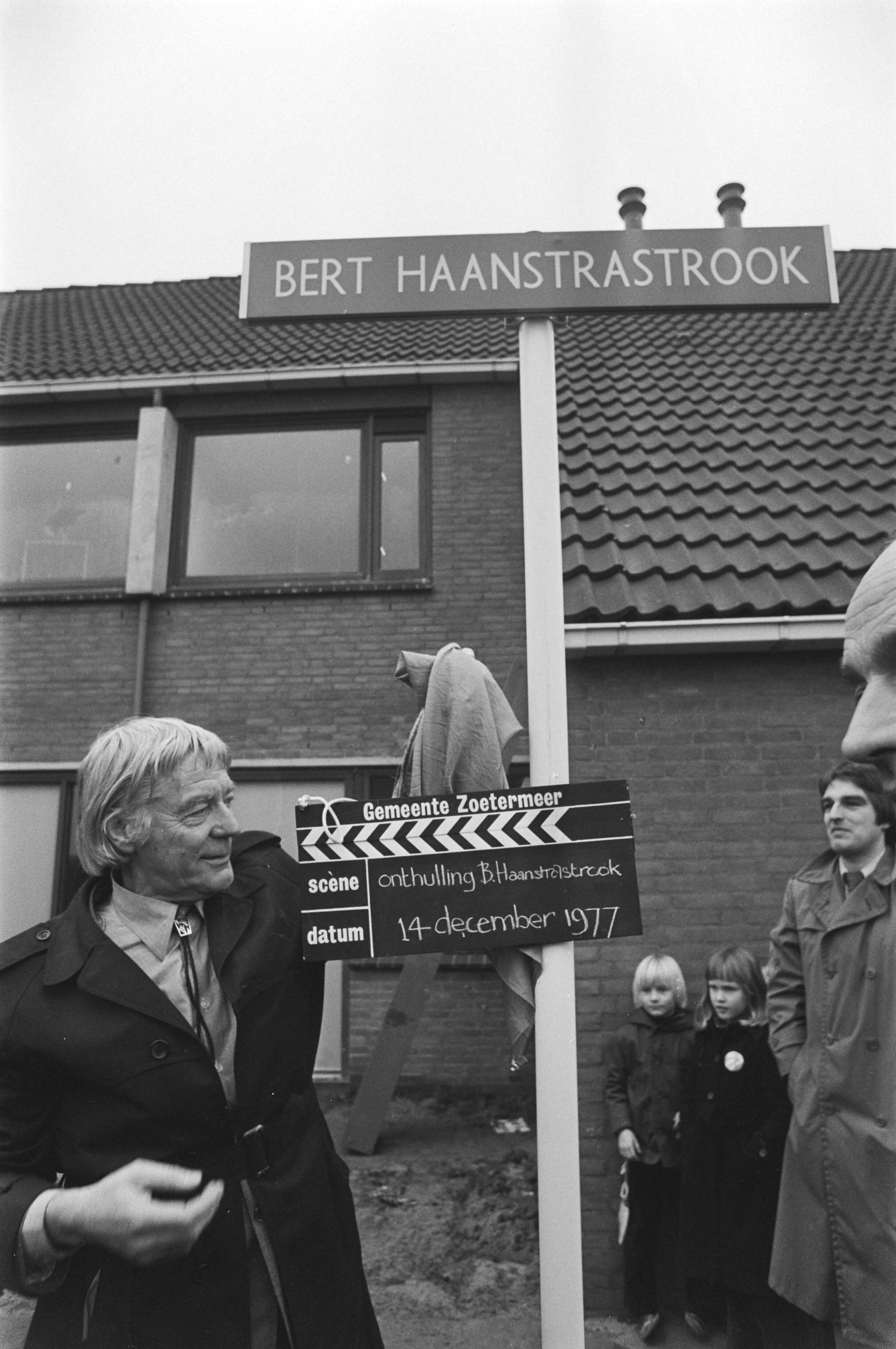 Fotocollectie Anefo — Cineast Bert Haanstra onthult bordje "Bert Haanstrastrook" in Zoetermeer — Foto: Suyk, Koen / Anefo. Licentie: Set B: Rechtenvrij / Publiek Domein. Bron: Nationaal Archief. http://hdl.handle.net/10648/aca82c58-d0b4-102d-bcf8-003048976d84