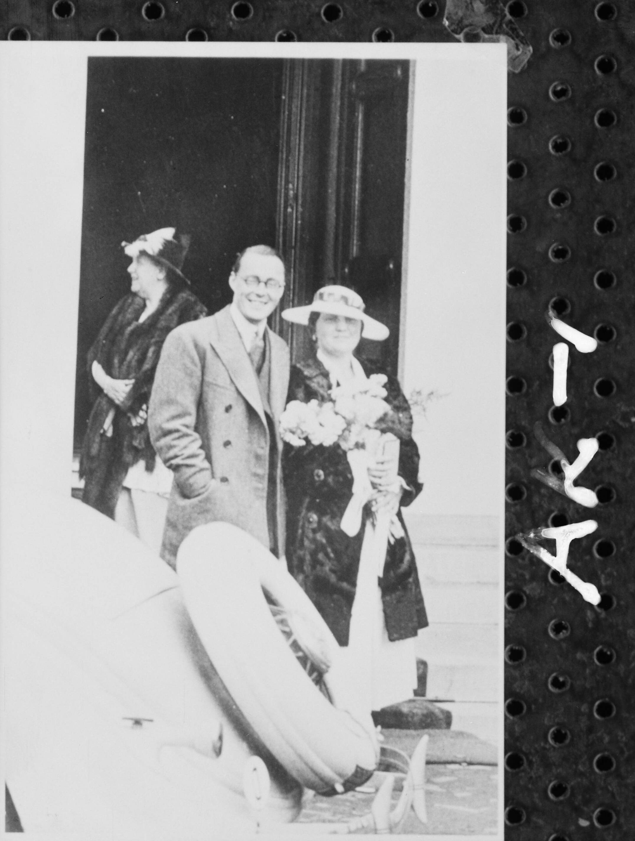 Fotocollectie Van de Poll — Prinses Juliana met haar verloofde prins Bernhard na aankomst bij paleis Noordeinde in Den Haag. Achtergrond: koningin Wilhelmina — Foto: Poll, Willem van de. Licentie: Set B: Rechtenvrij / Publiek Domein. Bron: Nationaal Archief. http://hdl.handle.net/10648/aee7e3fa-d0b4-102d-bcf8-003048976d84