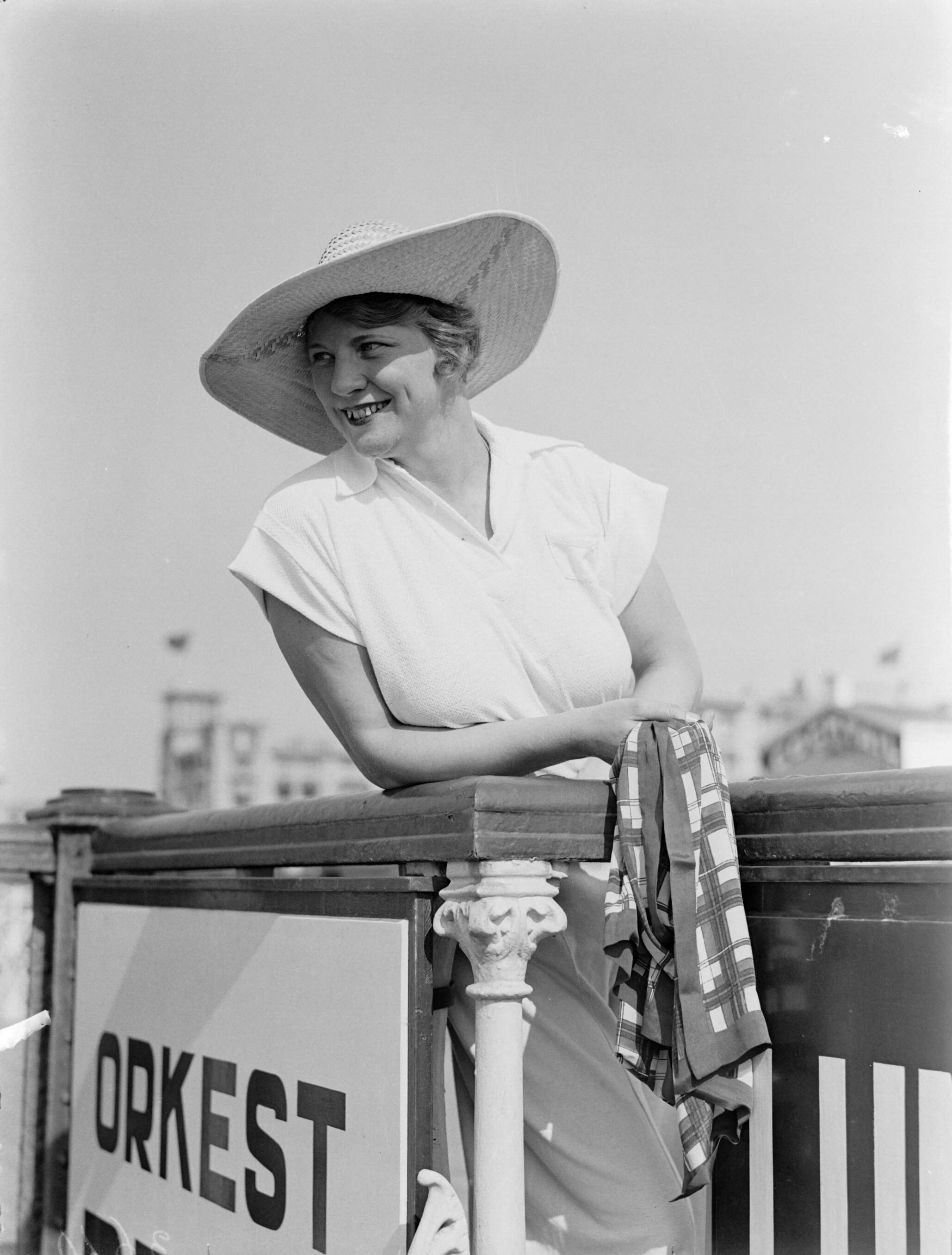 Scheveningen. — Van de Polls vrouw Nell Langlais aan de boulevard van Scheveningen — Foto: Poll, Willem van de. Licentie: Set B: Rechtenvrij / Publiek Domein. Bron: Nationaal Archief. http://hdl.handle.net/10648/ae9b229a-d0b4-102d-bcf8-003048976d84
