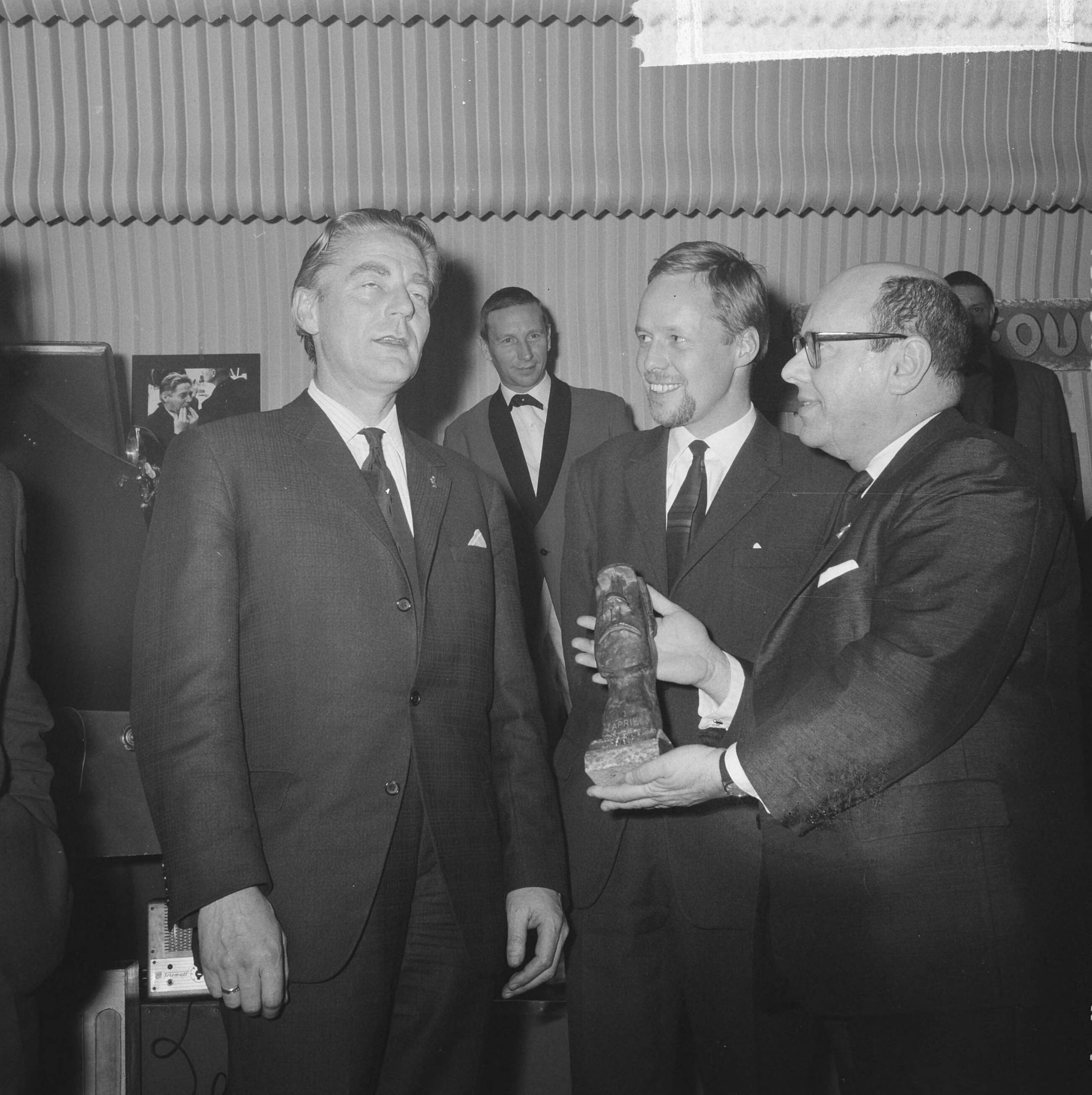 Fotocollectie Anefo — "Prix de Joke 1964" voor Bert Haanstra, Simon van Collem (rechts) reikt hem het beeldje uit in Hotel Bouwes te Zandvoort [2e van rechts Peter Craghs? lid van de jury] — Foto: Nijs, Jac. de / Anefo. Licentie: Set B: Rechtenvrij / Publiek Domein. Bron: Nationaal Archief. http://hdl.handle.net/10648/aa624ca8-d0b4-102d-bcf8-003048976d84