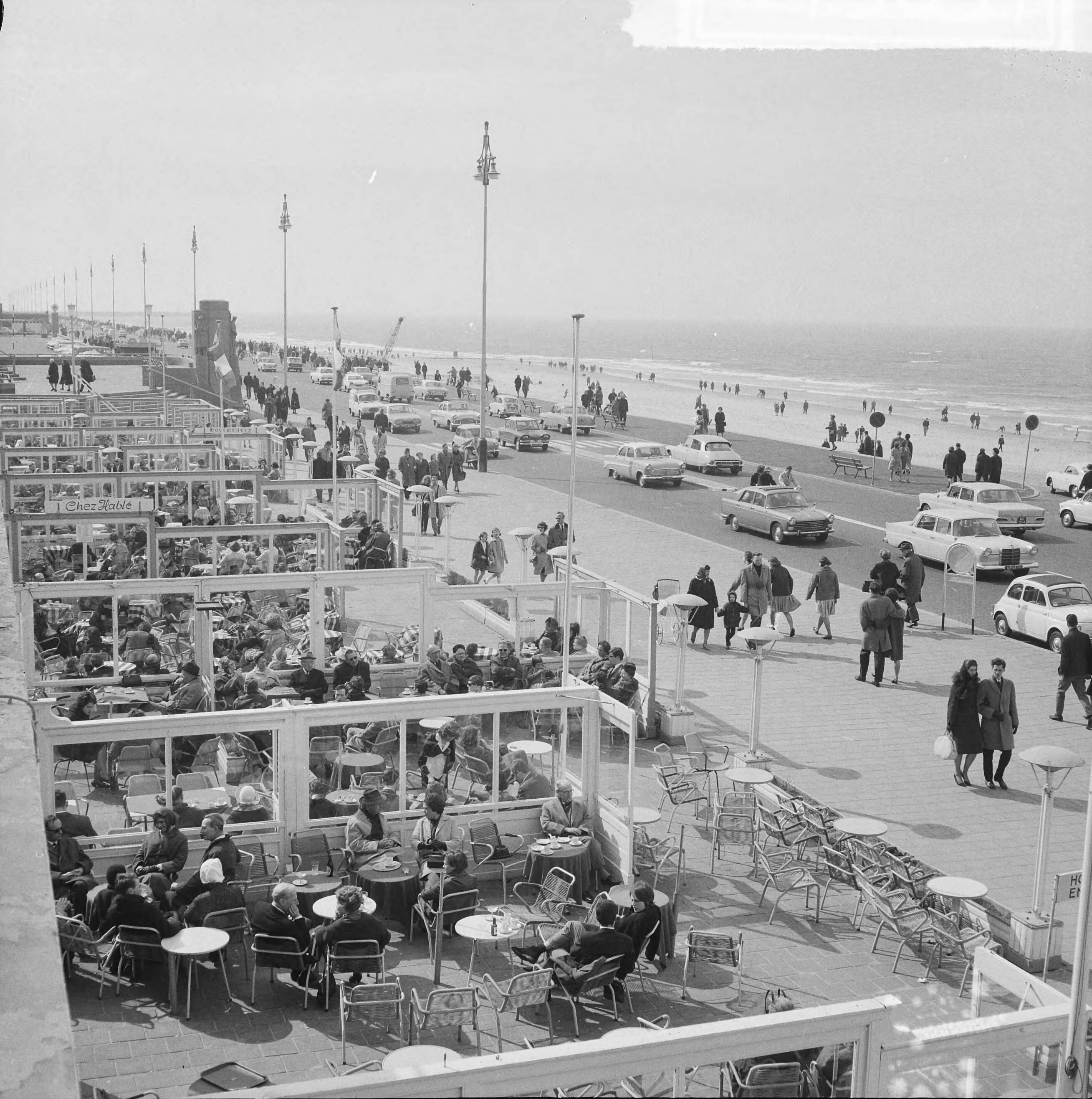 Fotocollectie Anefo — Drukte op Scheveningen, volle terrasjes en wandelaars op de Boulevard — Foto: Nijs, Jac. de / Anefo. Licentie: Set B: Rechtenvrij / Publiek Domein. Bron: Nationaal Archief. http://hdl.handle.net/10648/aa9b9daa-d0b4-102d-bcf8-003048976d84
