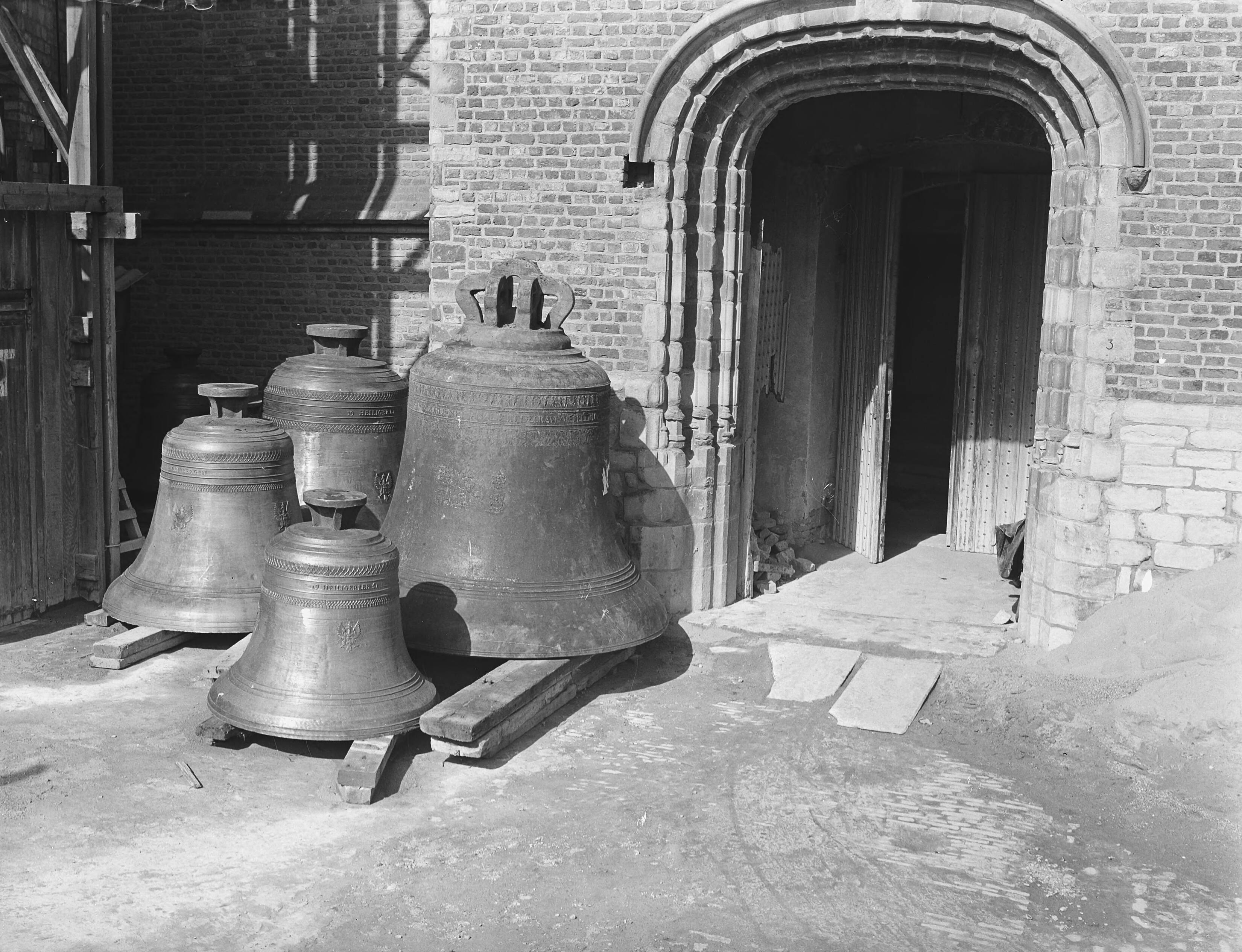 Fotocollectie Anefo — Nieuwe klokken voor Middelburg — Foto: Pot, Harry / Anefo. Licentie: Set B: Rechtenvrij / Publiek Domein. Bron: Nationaal Archief. http://hdl.handle.net/10648/a8e77bc8-d0b4-102d-bcf8-003048976d84