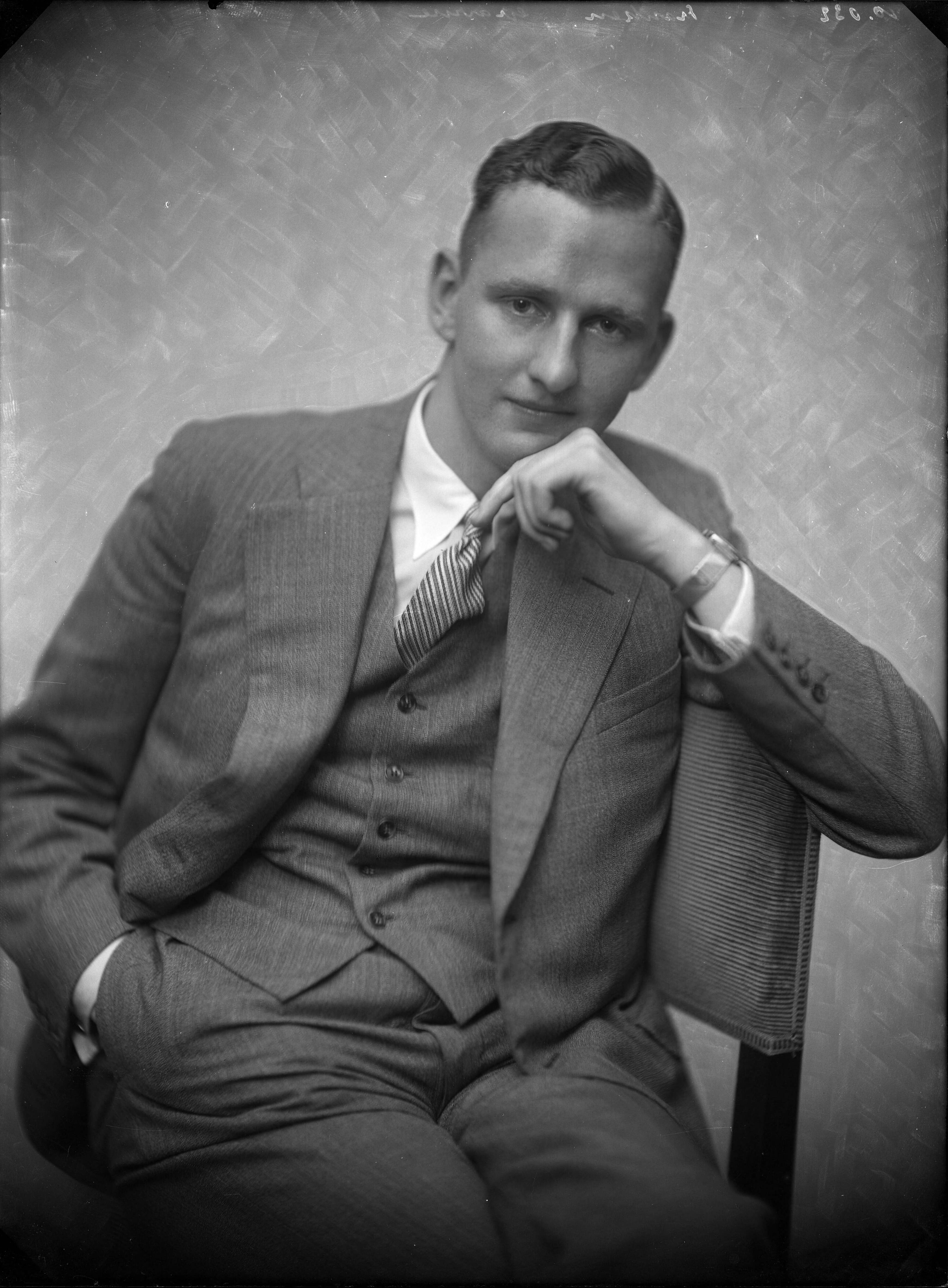 Portretten — Studio-opnames. Portretten. Portret van een man in driedelig pak met opgeschoren kapsel. Haarlem, Nederland. 1918-1930. 10.032 Frantzen gravure — Foto: Berg, Th.C.J. van den / Spaarnestad Photo (05887). Licentie: Set B: Rechtenvrij / Publiek Domein. Bron: Nationaal Archief. http://hdl.handle.net/10648/35429da7-c61b-a382-e063-6df0900a6686