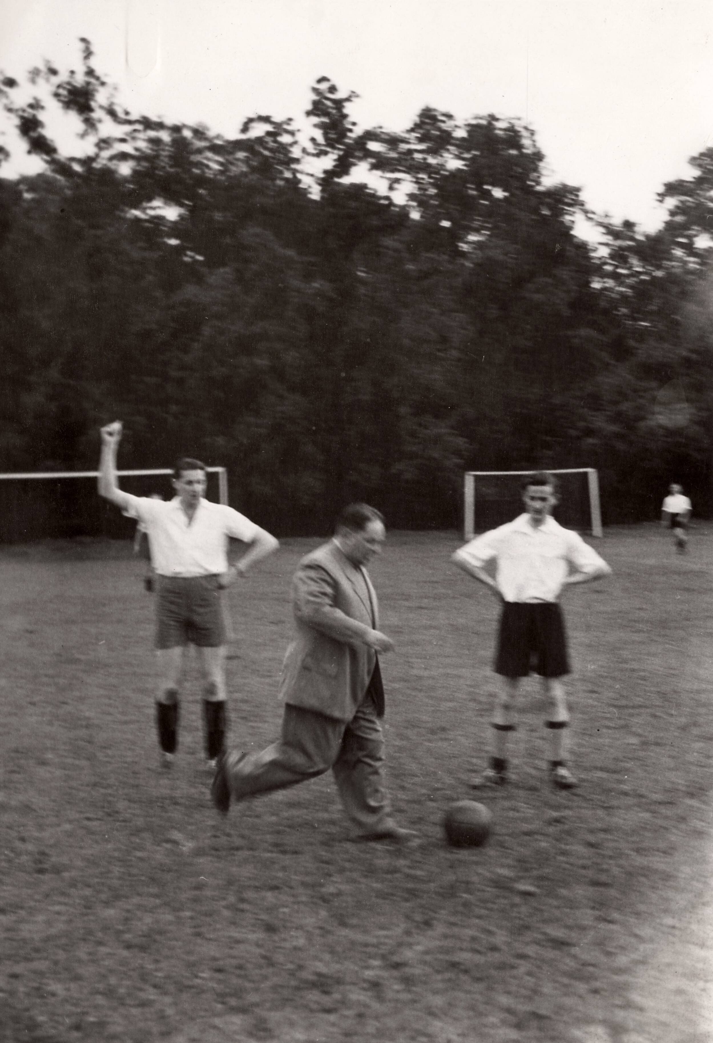 Sportactiviteiten personeel Drukkerij N.V. De Spaarnestad / Voetbal, o.a. F.C. Panorama — [Serie bedrijfsvoetbal Spaarnestad, diverse jaren] Administratie - Redactie 4-3. 24 Aug. '51. HFC terrein. [Purgalot] doet de aftrap — Foto: Fotograaf Onbekend / Spaarnestad / Spaarnestad Photo (05887). Licentie: Set B: Rechtenvrij / Publiek Domein. Bron: Nationaal Archief. http://hdl.handle.net/10648/35429da6-3f07-a382-e063-6df0900a6686