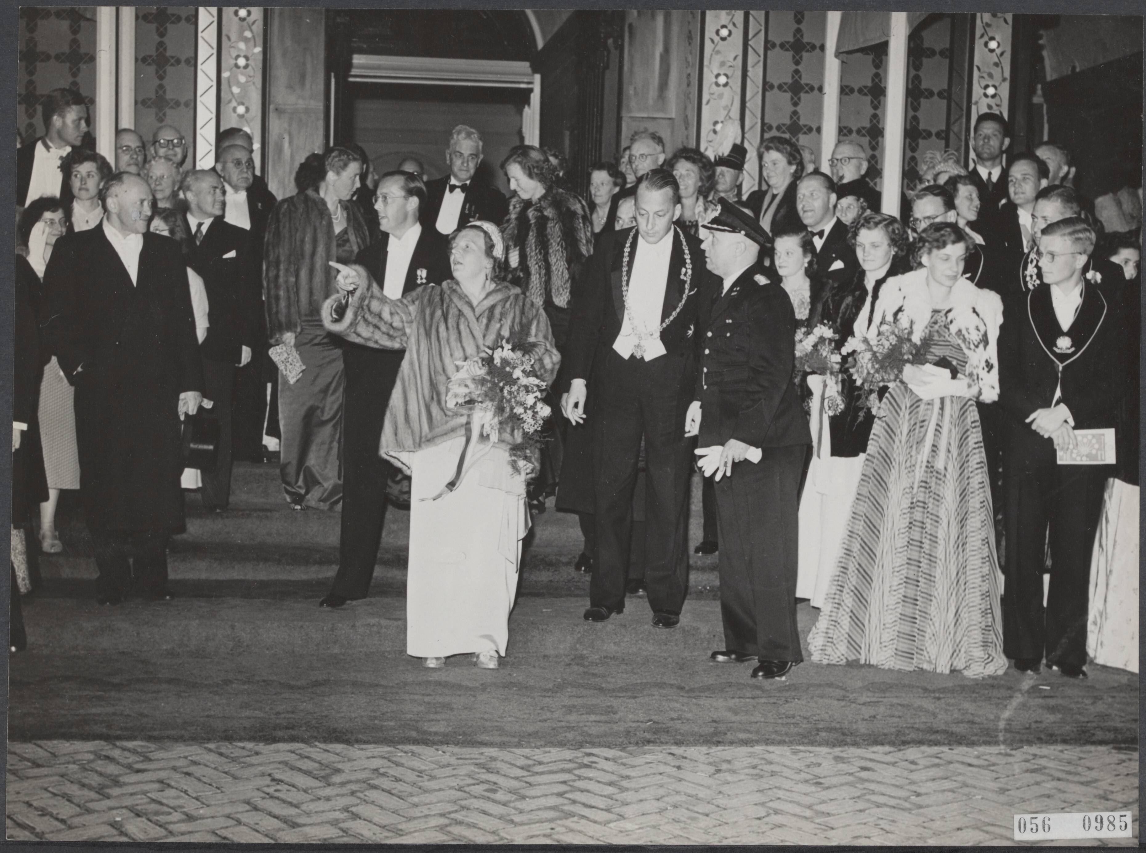 Fotocollectie Elsevier Binnenland — Lustrum Utrechts Studenten Corps. "Daar komt de optocht", koningin Juliana, kennelijk verheugd dat de lange wachtperiode nu ten einde is, zie de nachelijke herautstoet naderen — Foto: Fotograaf Onbekend / Anefo. Licentie: Set B: Rechtenvrij / Publiek Domein. Bron: Nationaal Archief. http://hdl.handle.net/10648/ae093150-d0b4-102d-bcf8-003048976d84