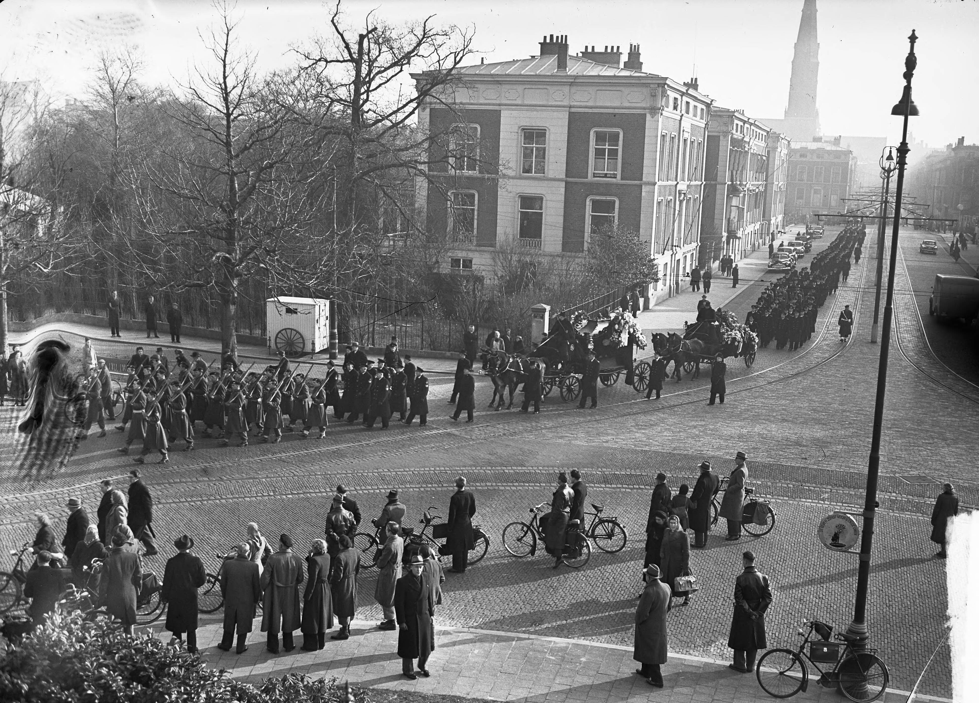 Begrafenis luitenant-ter-zee Schuringa in Den Haag — Begrafenis Luitenant ter Zee Schuringa in Den Haag. Rouwstoet op Plein 1813 — Foto: Thuring, John / Anefo. Licentie: Set B: Rechtenvrij / Publiek Domein. Bron: Nationaal Archief. http://hdl.handle.net/10648/a8d3fd8c-d0b4-102d-bcf8-003048976d84