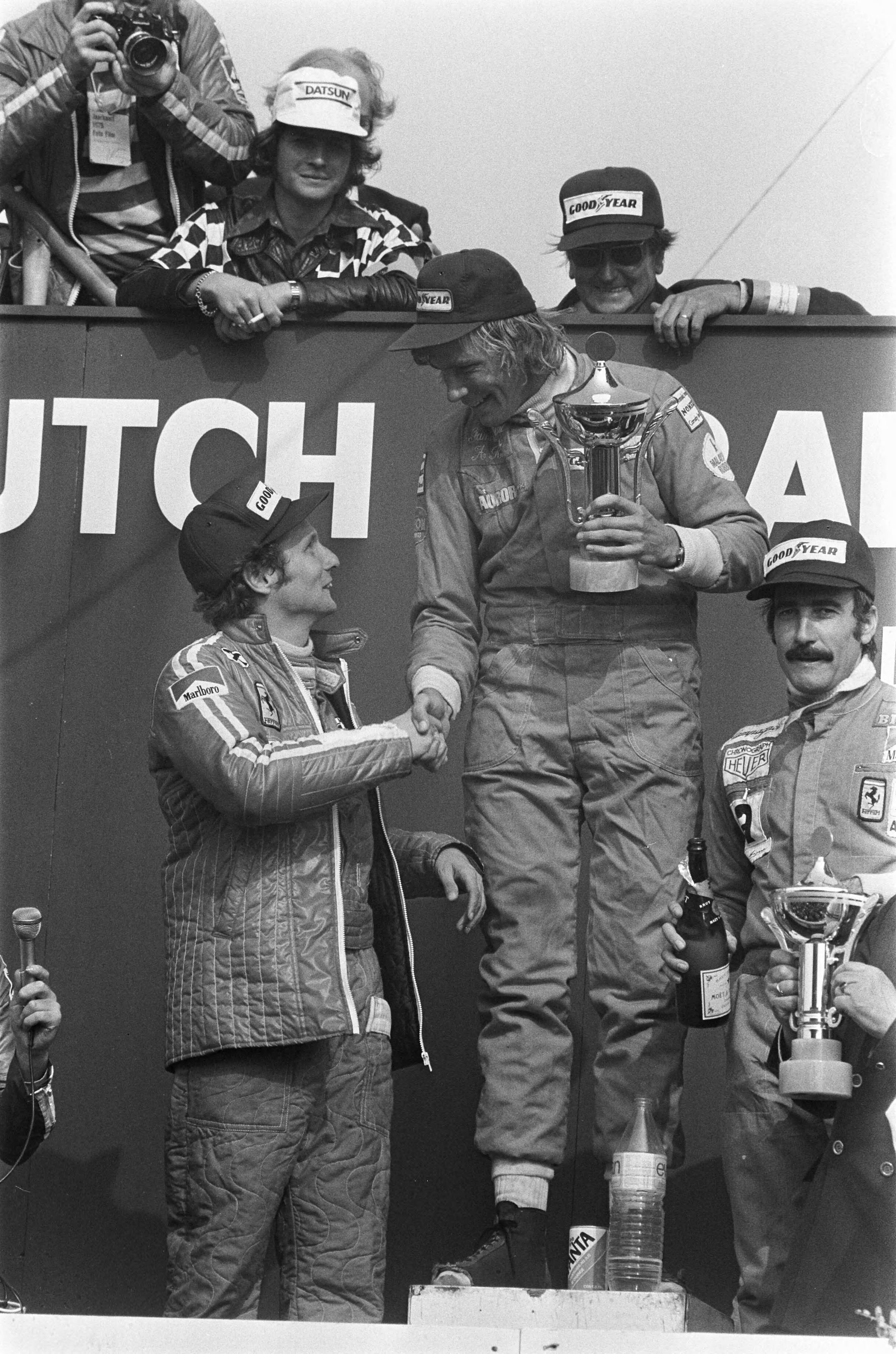 Grand Prix op het circuit van Zandvoort — Huldiging van winnaar James Hunt — Foto: Croes, Rob C. / Anefo. Licentie: Set B: Rechtenvrij / Publiek Domein. Bron: Nationaal Archief. http://hdl.handle.net/10648/ac6bd58c-d0b4-102d-bcf8-003048976d84