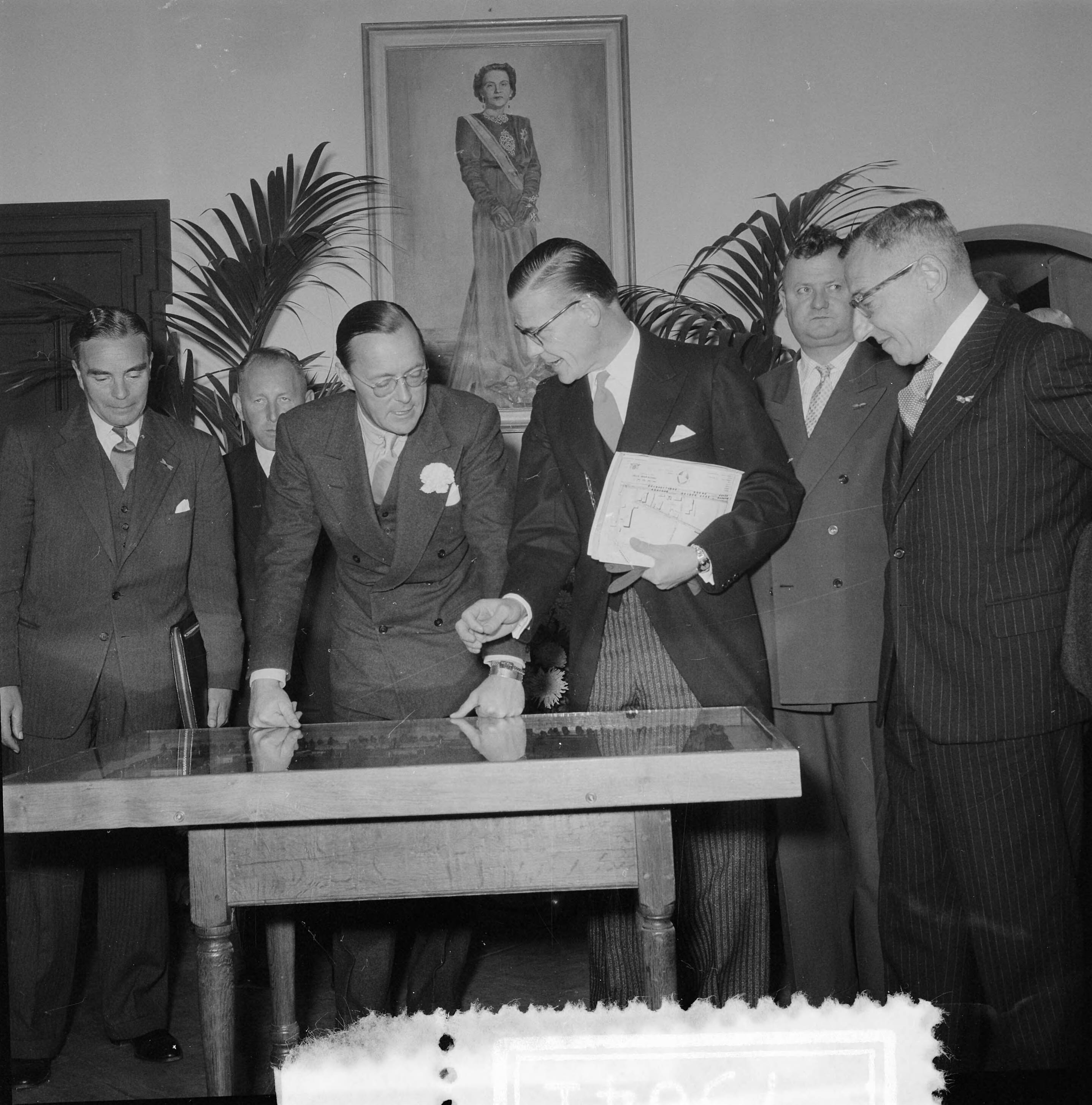 Prins Bernhard bezoekt West-Brabant — Prins Bernhard bezoekt industriegebied Etten-Leur. Ontvangst in het gemeentehuis — Foto: Noske, J.D. / Anefo. Licentie: Set B: Rechtenvrij / Publiek Domein. Bron: Nationaal Archief. http://hdl.handle.net/10648/a93c0f08-d0b4-102d-bcf8-003048976d84