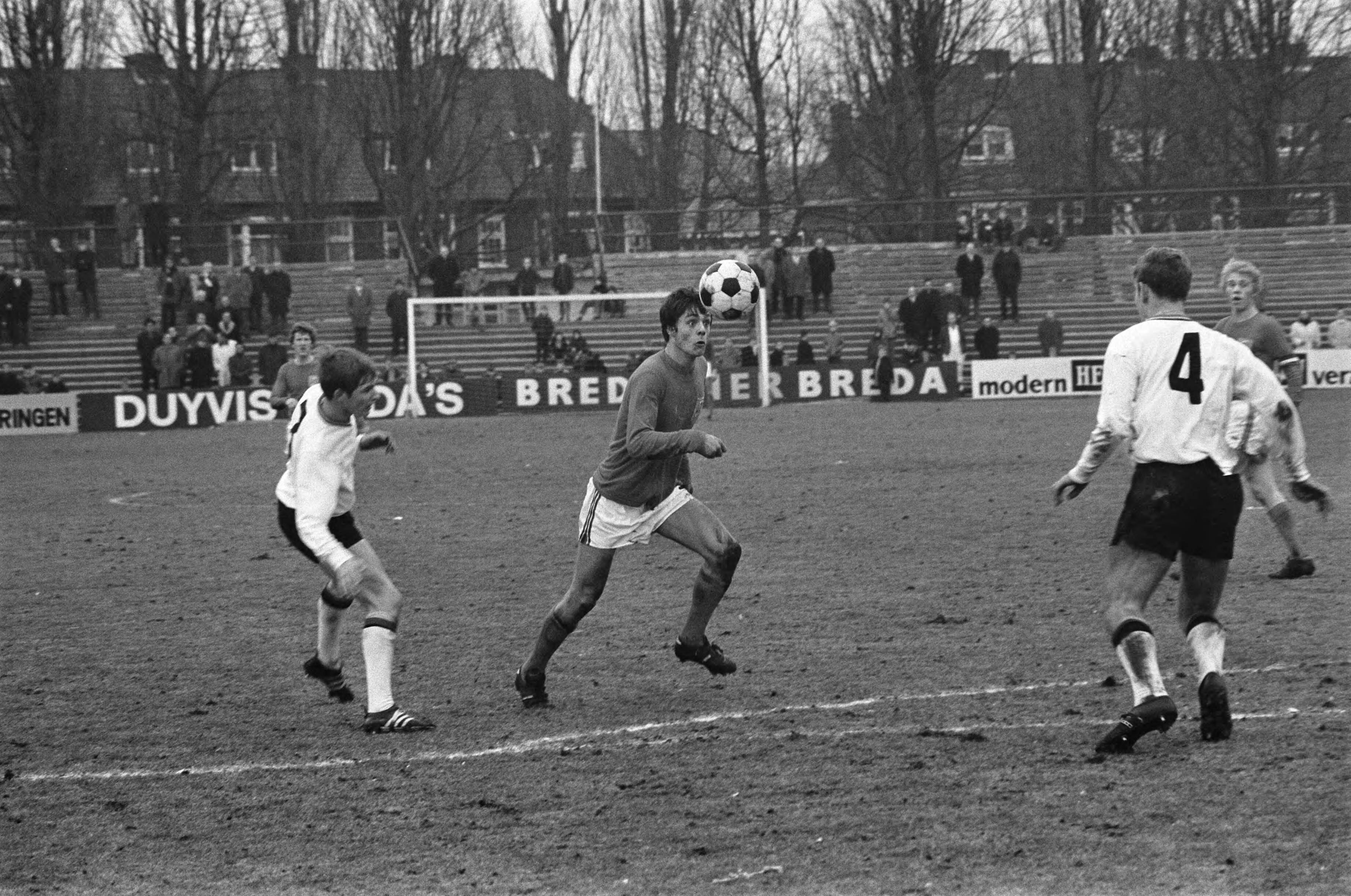Fotocollectie Anefo — Nederland tegen Belgie Uefa-jeugd 0-1 te Breda. Aktie — Foto: Mieremet, Rob / Anefo. Licentie: Set B: Rechtenvrij / Publiek Domein. Bron: Nationaal Archief. http://hdl.handle.net/10648/ab8b9cec-d0b4-102d-bcf8-003048976d84