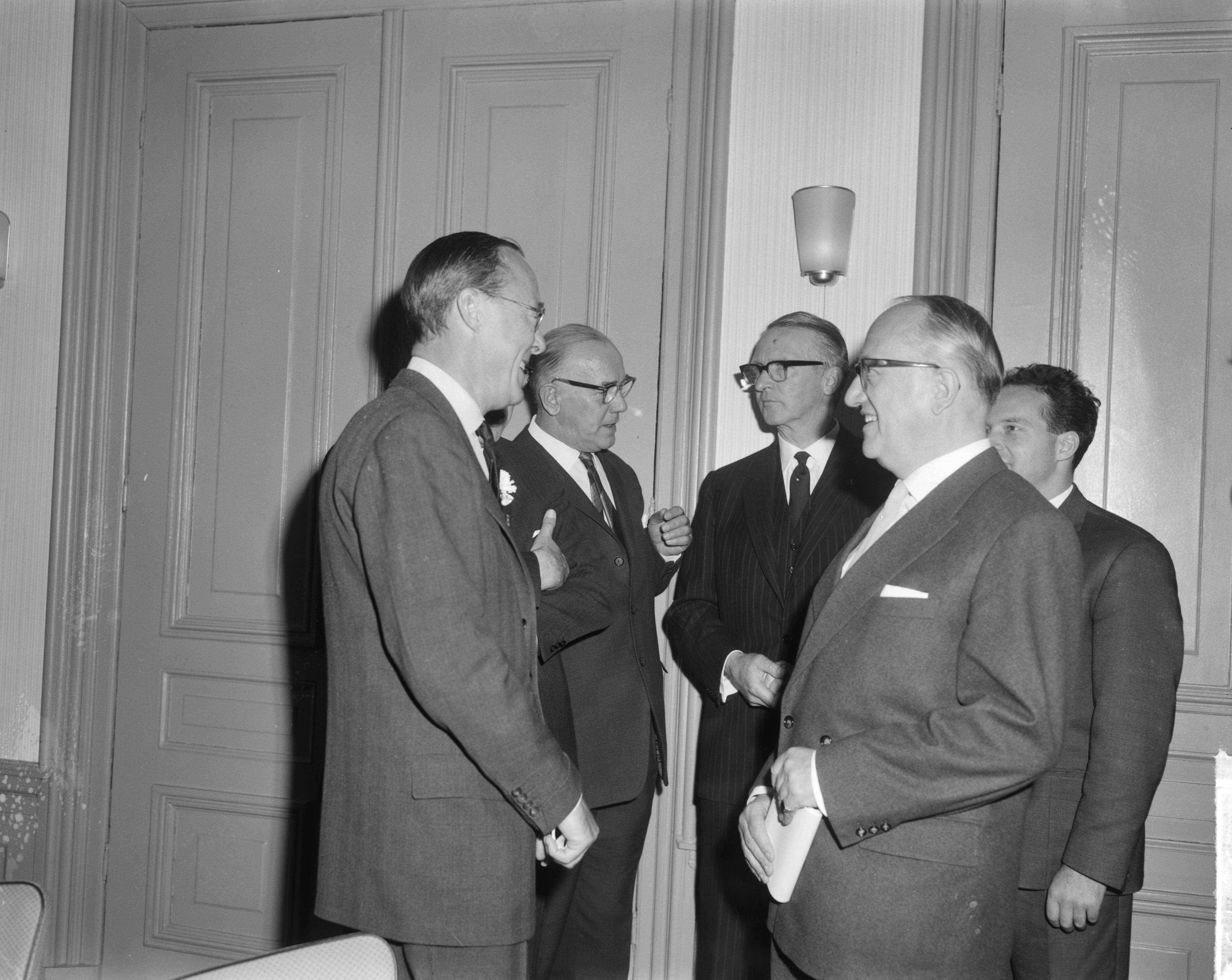 Fotocollectie Anefo — Congres Randgebieden in Leeuwarden begonnen. Van links na rechts Prins Bernhard, mr. D.H. Okma, voorzitter van het congres, Commissaris der Koningin in Friesland, mr. H. P. Linthorst-Homan en prof. dr. W. Hallstein, voorzitter van de Europese Commissie — Foto: Bilsen, Joop van / Anefo. Licentie: Set B: Rechtenvrij / Publiek Domein. Bron: Nationaal Archief. http://hdl.handle.net/10648/aa37904e-d0b4-102d-bcf8-003048976d84