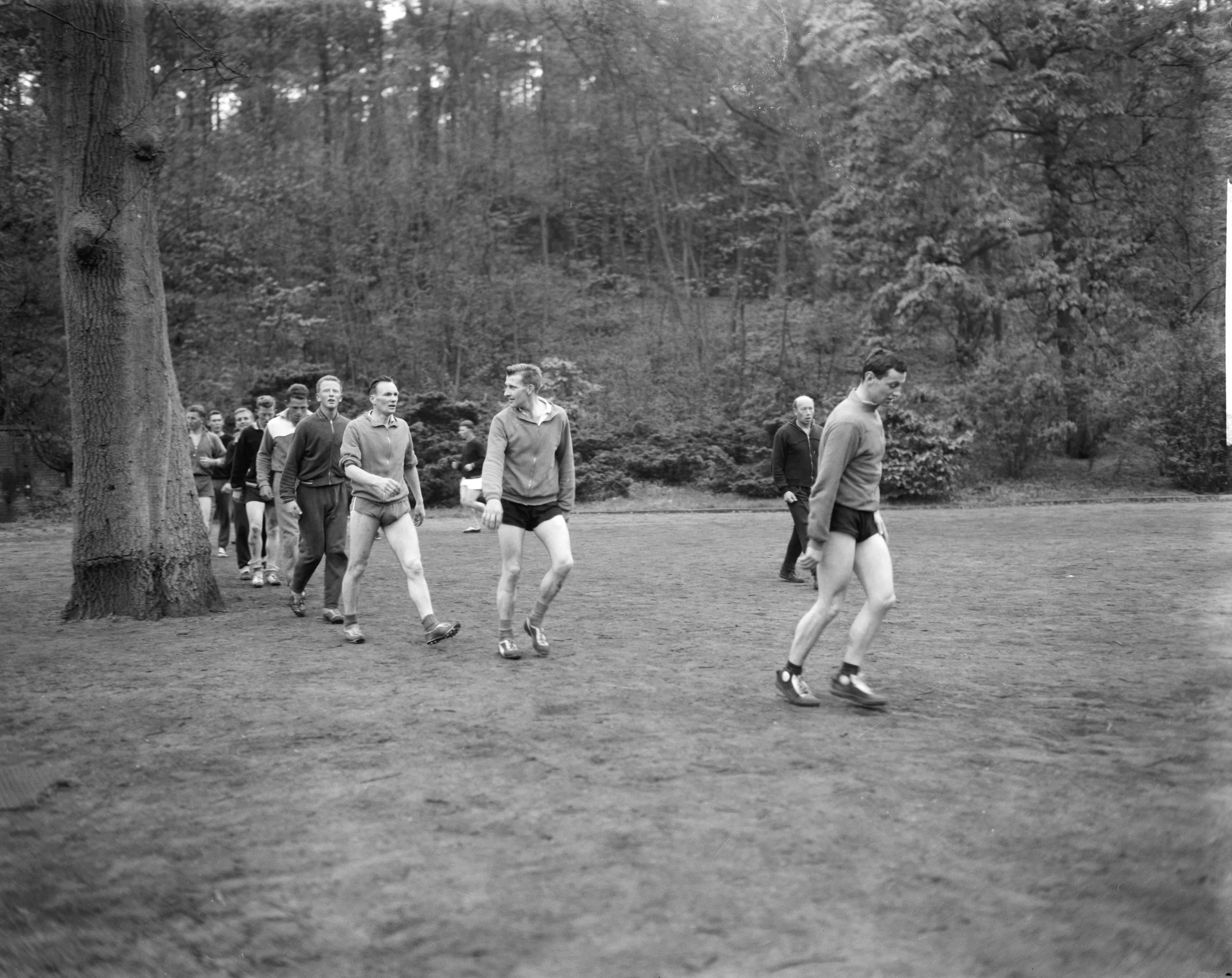 Fotocollectie Anefo — Conditietraining Nederlandse schaatskernploeg op het CIOS te Overveen — Foto: Bilsen, Joop van / Anefo. Licentie: Set B: Rechtenvrij / Publiek Domein. Bron: Nationaal Archief. http://hdl.handle.net/10648/aa07f9d8-d0b4-102d-bcf8-003048976d84
