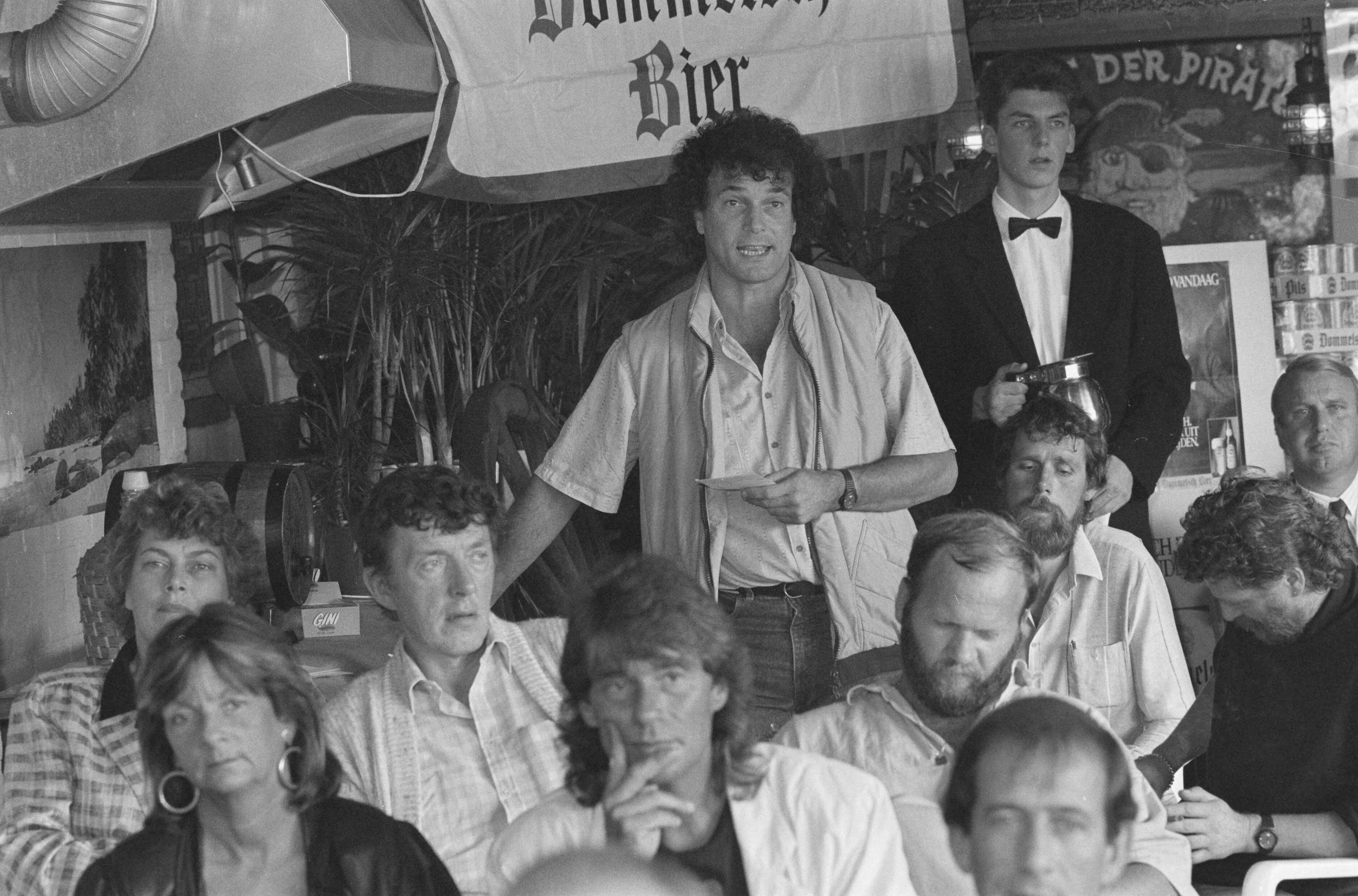 Fotocollectie Anefo — Mislukt seizoen strandpachters; in vergadering in Zandvoort bijeen — Foto: Bogaerts, Rob / Anefo. Licentie: Set B: Rechtenvrij / Publiek Domein. Bron: Nationaal Archief. http://hdl.handle.net/10648/ad643e0c-d0b4-102d-bcf8-003048976d84