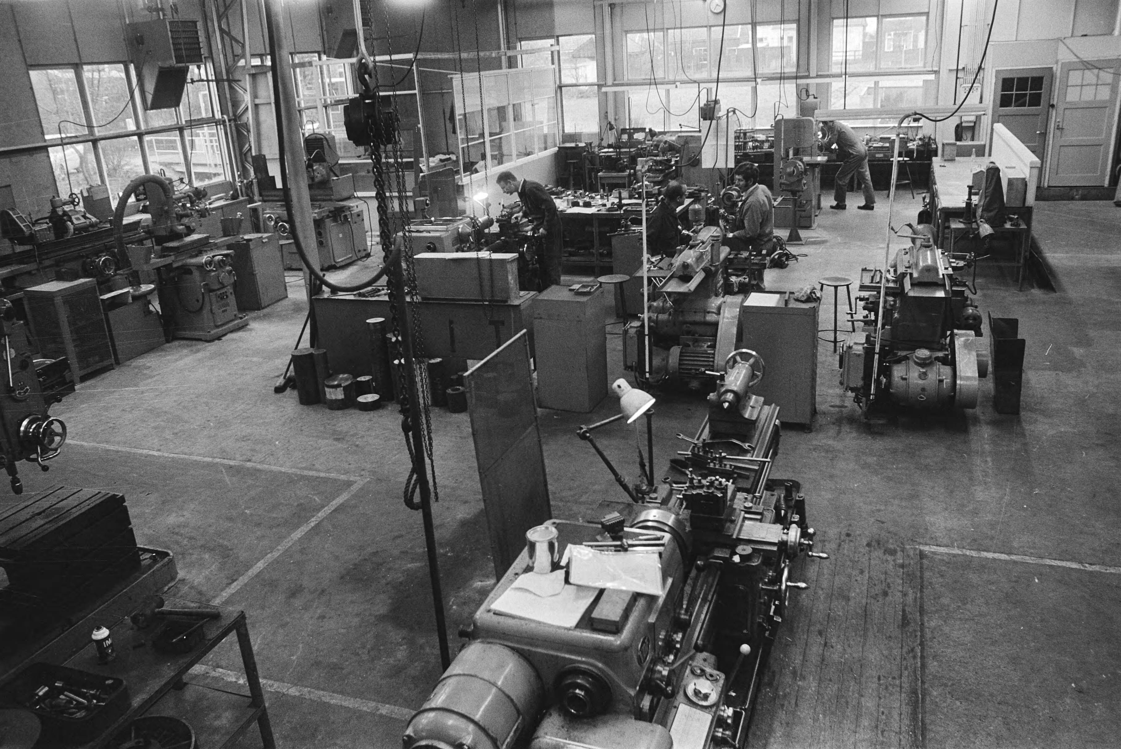 Fotocollectie Anefo — Ex-werknemers blikfabriek Thomassen en Drijver-Verblifa Krommenie, hebben eigen fabriek "Gereedschapsmakerij de Acht" — Foto: Mieremet, Rob / Anefo. Licentie: Set B: Rechtenvrij / Publiek Domein. Bron: Nationaal Archief. http://hdl.handle.net/10648/ababce4a-d0b4-102d-bcf8-003048976d84