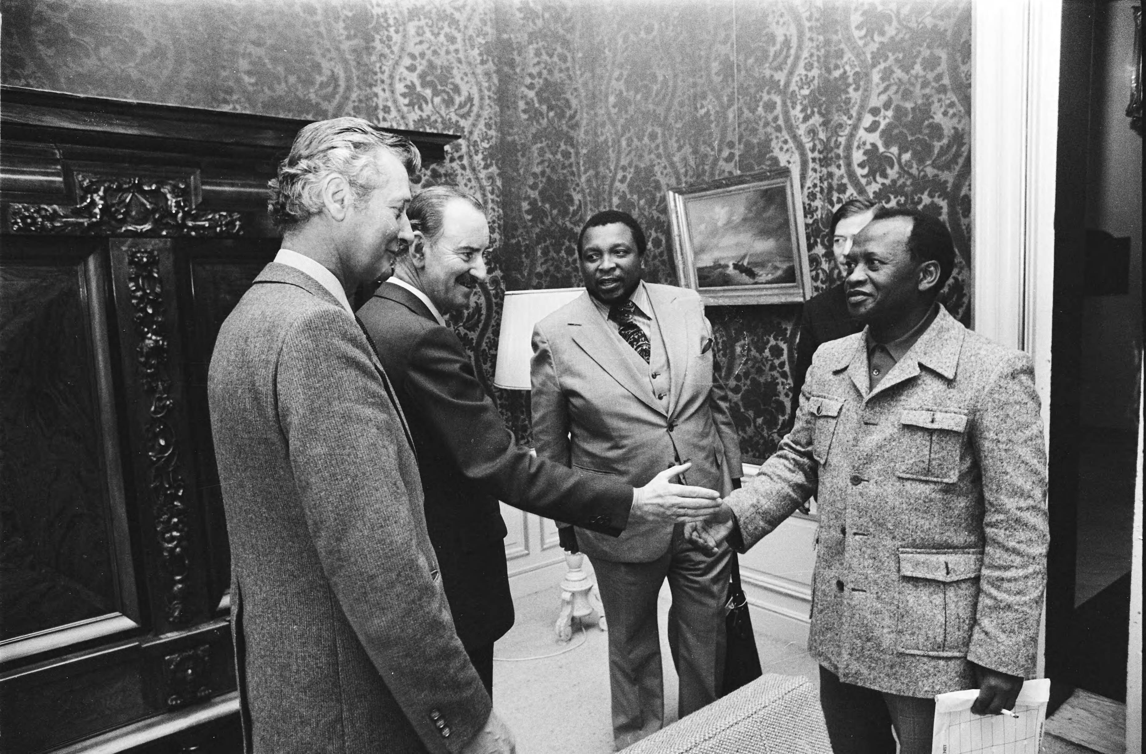 Fotocollectie Anefo — Zuidafrikaanse vert. anti-apartheidsbeweging BuiZa ( Den Haag ); v.l.n.r. De Koning, Van de Klaauw , Sibeko en Mayekicgo — Foto: Suyk, Koen / Anefo. Licentie: Set B: Rechtenvrij / Publiek Domein. Bron: Nationaal Archief. http://hdl.handle.net/10648/acaf17f2-d0b4-102d-bcf8-003048976d84