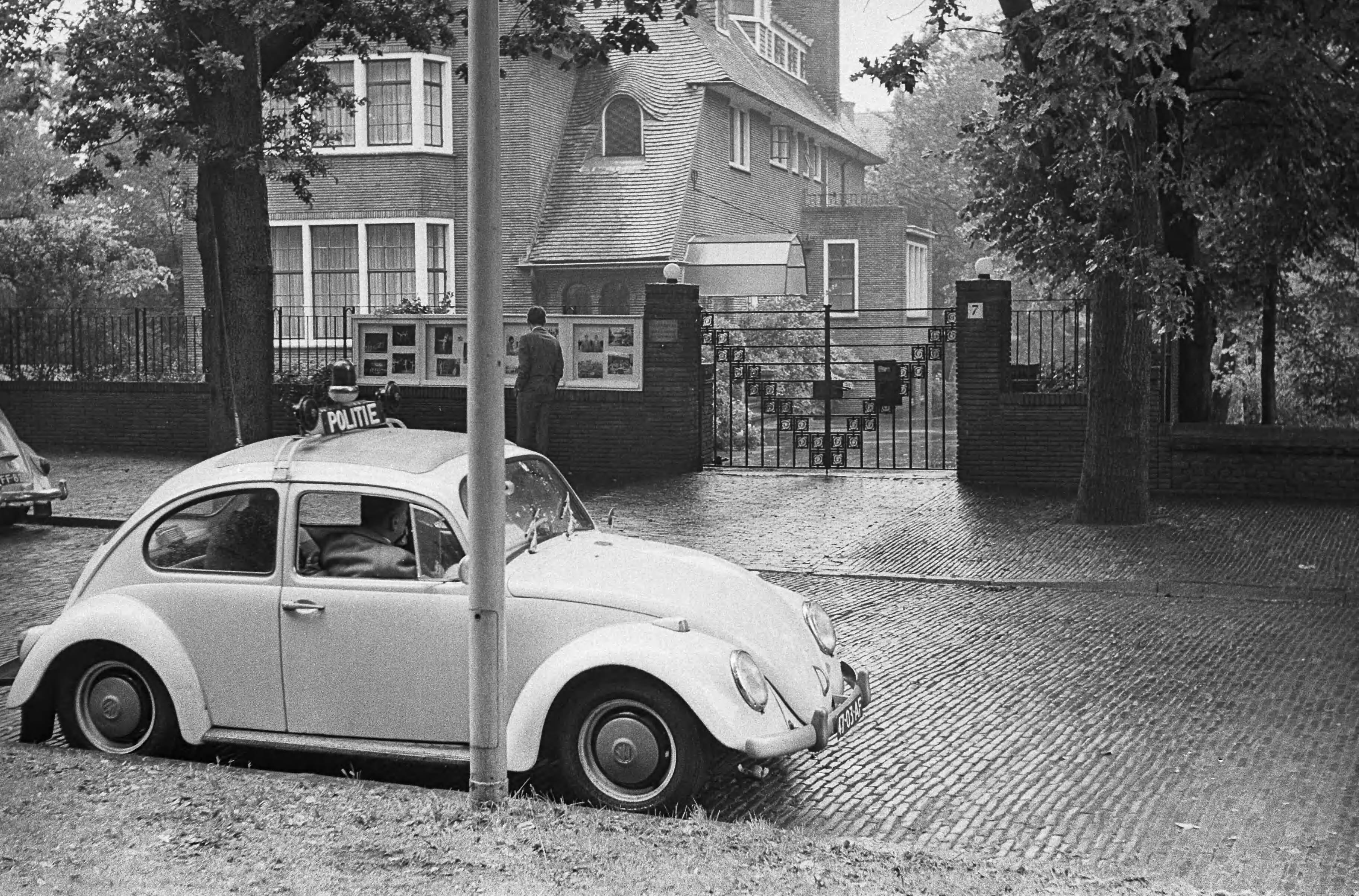 Fotocollectie Anefo — De ambtswoning van de Chinese zaakgelastigde op de Adriaan Goekooplaan te Den Haag door politie bewaakt — Foto: Voets, Jan / Anefo. Licentie: Set B: Rechtenvrij / Publiek Domein. Bron: Nationaal Archief. http://hdl.handle.net/10648/aaf32ade-d0b4-102d-bcf8-003048976d84