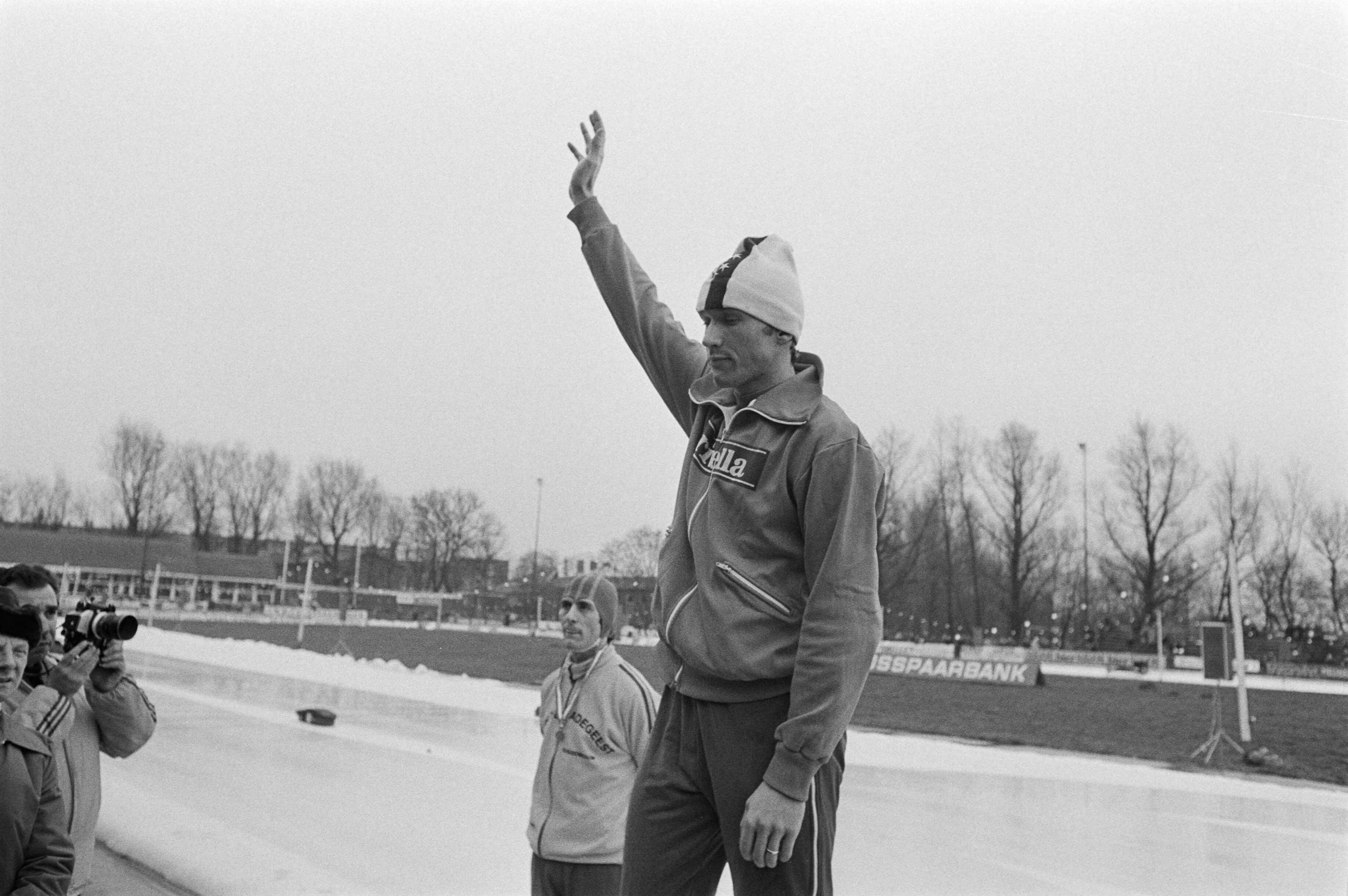 Fotocollectie Anefo — Nederlandse kampioenschappen schaatsen in Groningen. [Jos Valentijn, winnaar sprintafstanden] — Foto: Verhoeff, Bert / Anefo. Licentie: Set B: Rechtenvrij / Publiek Domein. Bron: Nationaal Archief. http://hdl.handle.net/10648/ac7aa8b4-d0b4-102d-bcf8-003048976d84