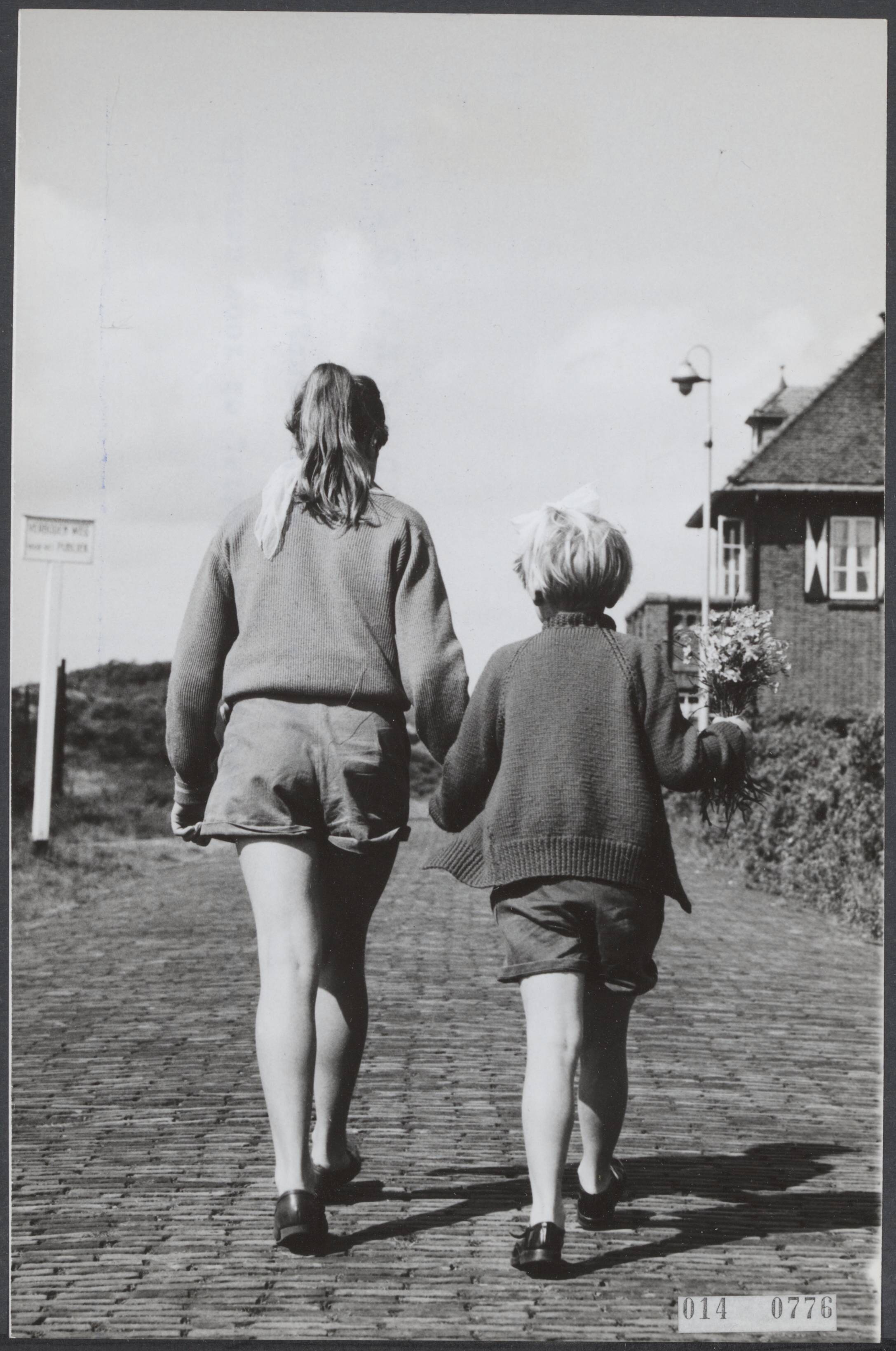 Fotocollectie Elsevier Binnenland — De Ruigenhoek te Scheveningen [vakantievilla van de koninklijke familie]. Kinderen brengen bloemen voor de jarige prinses Wilhelmina — Foto: Pot, Harry / Anefo. Licentie: Set B: Rechtenvrij / Publiek Domein. Bron: Nationaal Archief. http://hdl.handle.net/10648/adb1b272-d0b4-102d-bcf8-003048976d84
