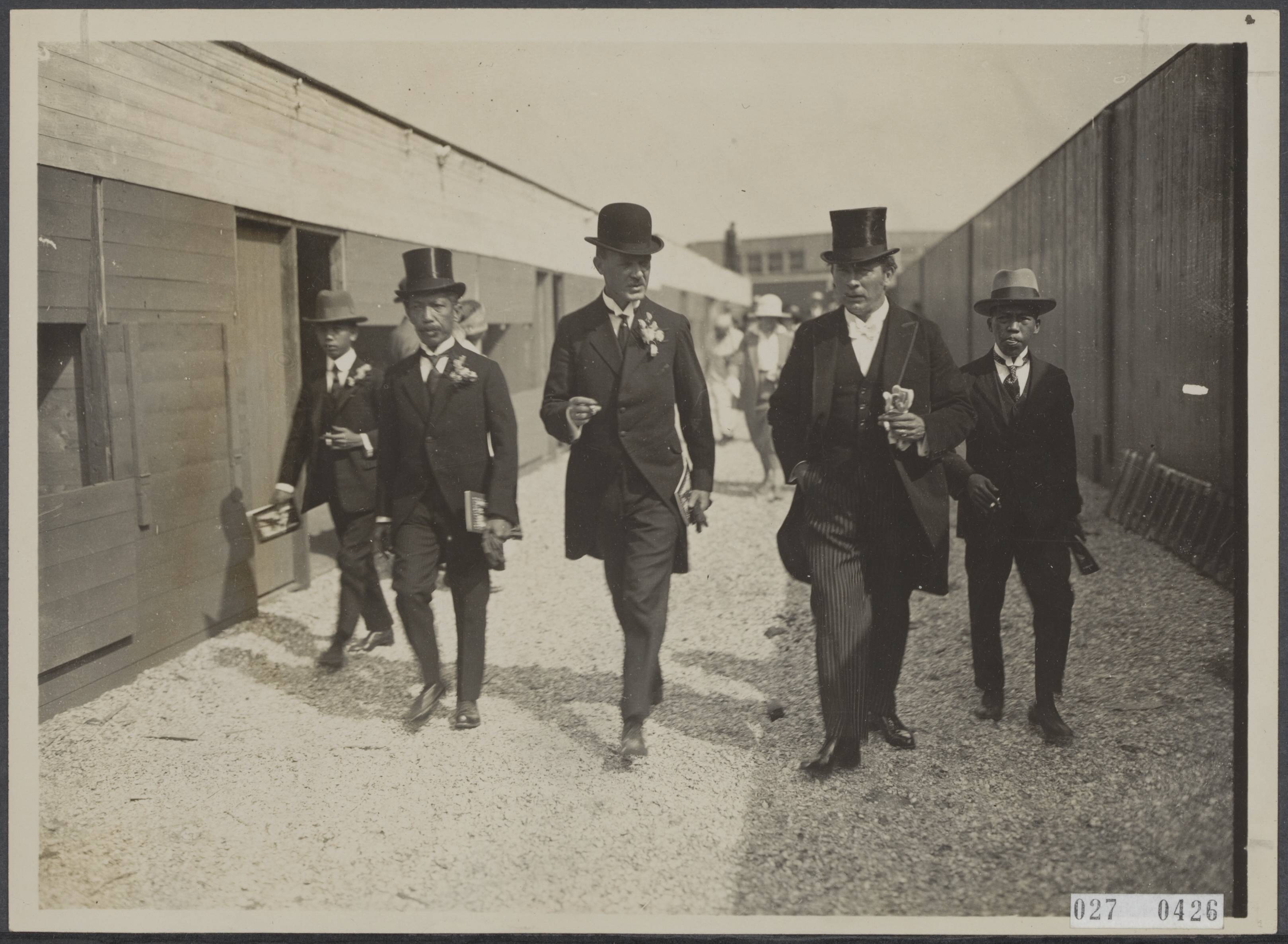 Fotocollectie Elsevier Binnenland — Sultan Maulana Mohamad Kasim Aldin, zelfbestuurder van Boeloengan, Borneo (tweede van links), bezoekt Eerste Modern Internationale [of Indische?] Tentoonstelling te Scheveningen, met zijn beide schoonzoons — Foto: N.V. Vereenigde Fotobureaux. Licentie: Set B: Rechtenvrij / Publiek Domein. Bron: Nationaal Archief. http://hdl.handle.net/10648/addb367e-d0b4-102d-bcf8-003048976d84