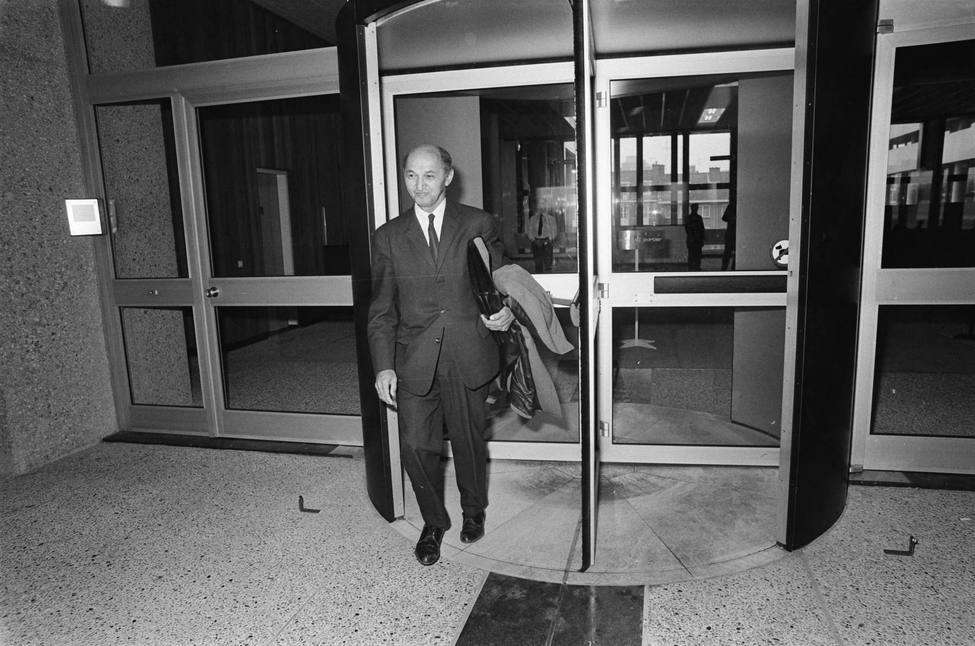 Fotocollectie Anefo — Kort geding Manusama tegen Den Haag — Foto: Mieremet, Rob / Anefo. Licentie: Set B: Rechtenvrij / Publiek Domein. Bron: Nationaal Archief. http://hdl.handle.net/10648/ac6690d6-d0b4-102d-bcf8-003048976d84