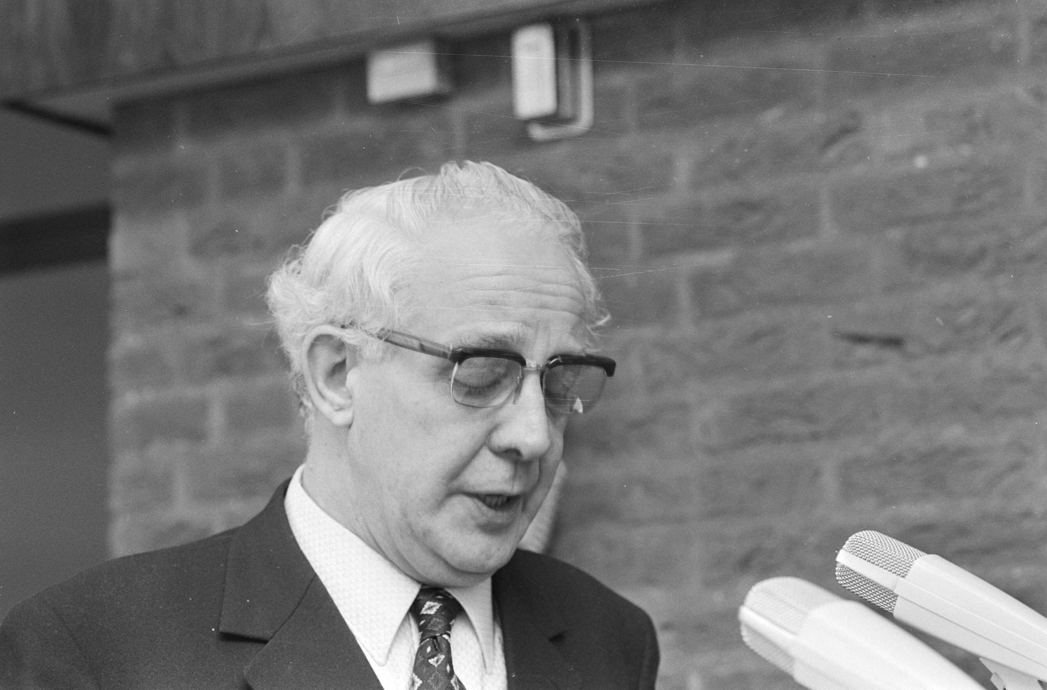 Fotocollectie Anefo — Najaarsverbondvergadering NKV in Utrecht; links Mertens, rechts Van Hout — Foto: Evers, Joost / Anefo. Licentie: Set B: Rechtenvrij / Publiek Domein. Bron: Nationaal Archief. http://hdl.handle.net/10648/abadf3fa-d0b4-102d-bcf8-003048976d84