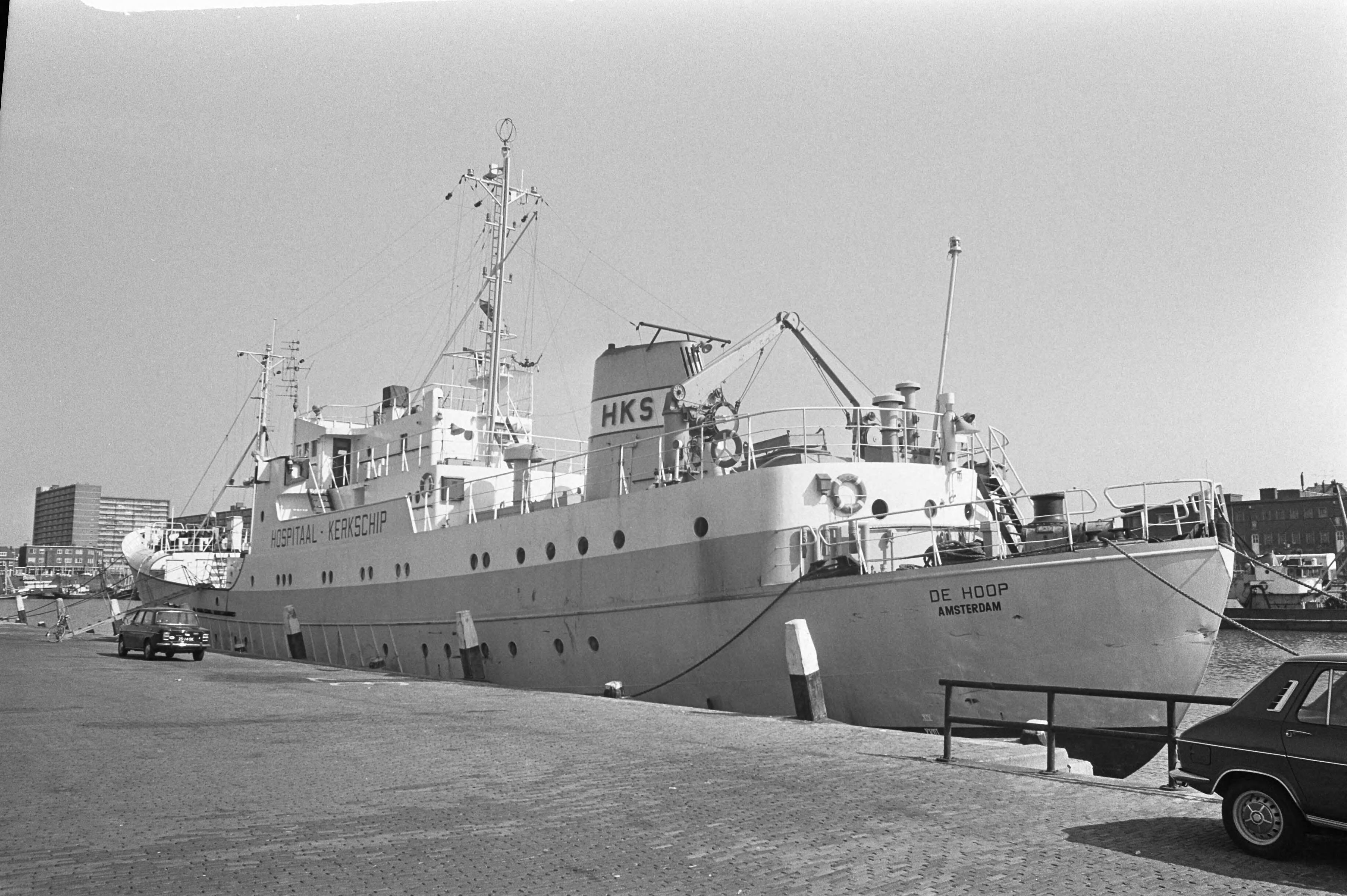 Fotocollectie Anefo — Hospitaalschip De Hoop in haven van Scheveningen — Foto: Mieremet, Rob / Anefo. Licentie: Set B: Rechtenvrij / Publiek Domein. Bron: Nationaal Archief. http://hdl.handle.net/10648/ac2849fc-d0b4-102d-bcf8-003048976d84