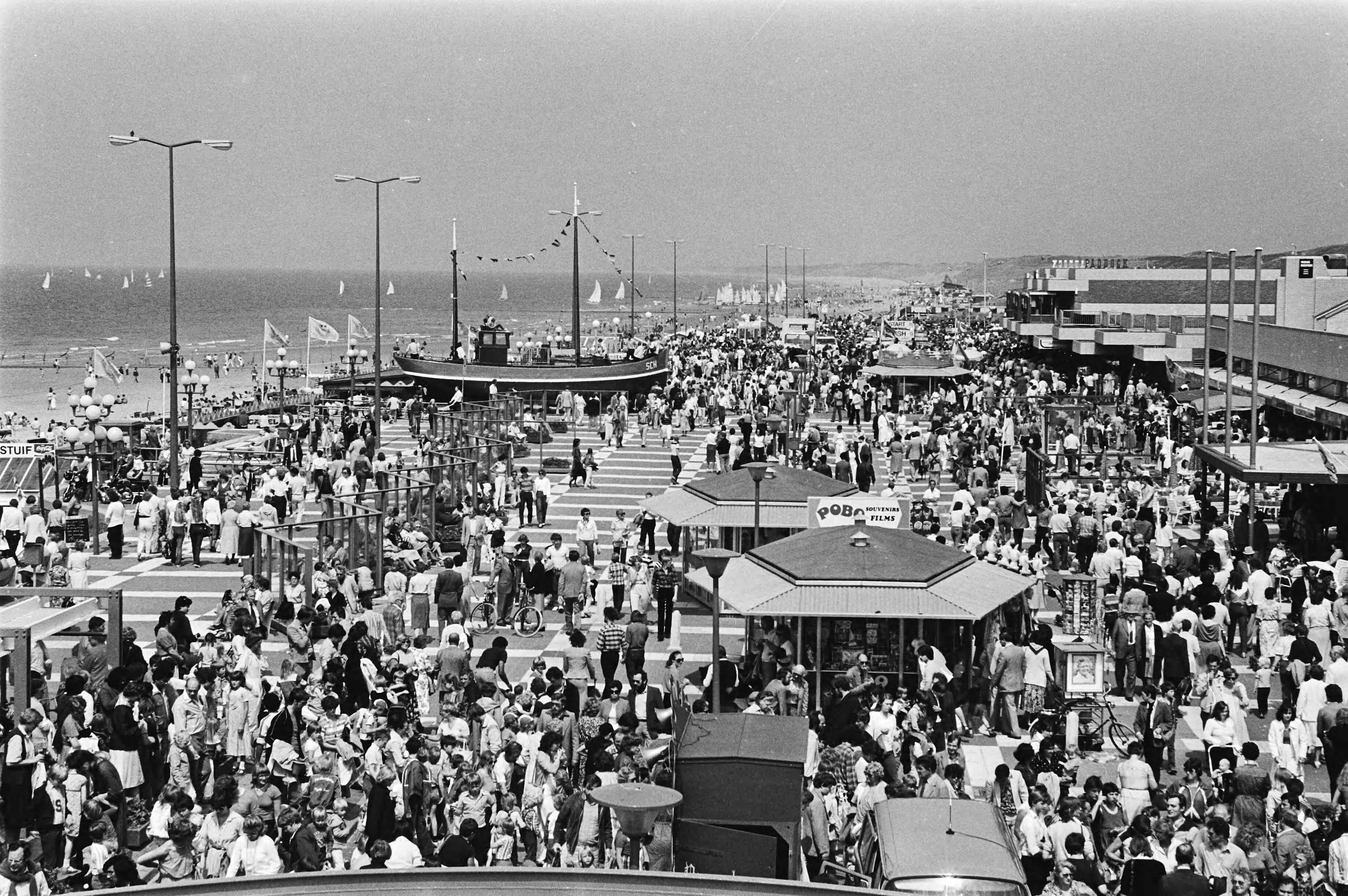 Fotocollectie Anefo — Drukte boulevard Scheveningen — Foto: Dijk, Hans van / Anefo. Licentie: Set B: Rechtenvrij / Publiek Domein. Bron: Nationaal Archief. http://hdl.handle.net/10648/ace3dcb2-d0b4-102d-bcf8-003048976d84