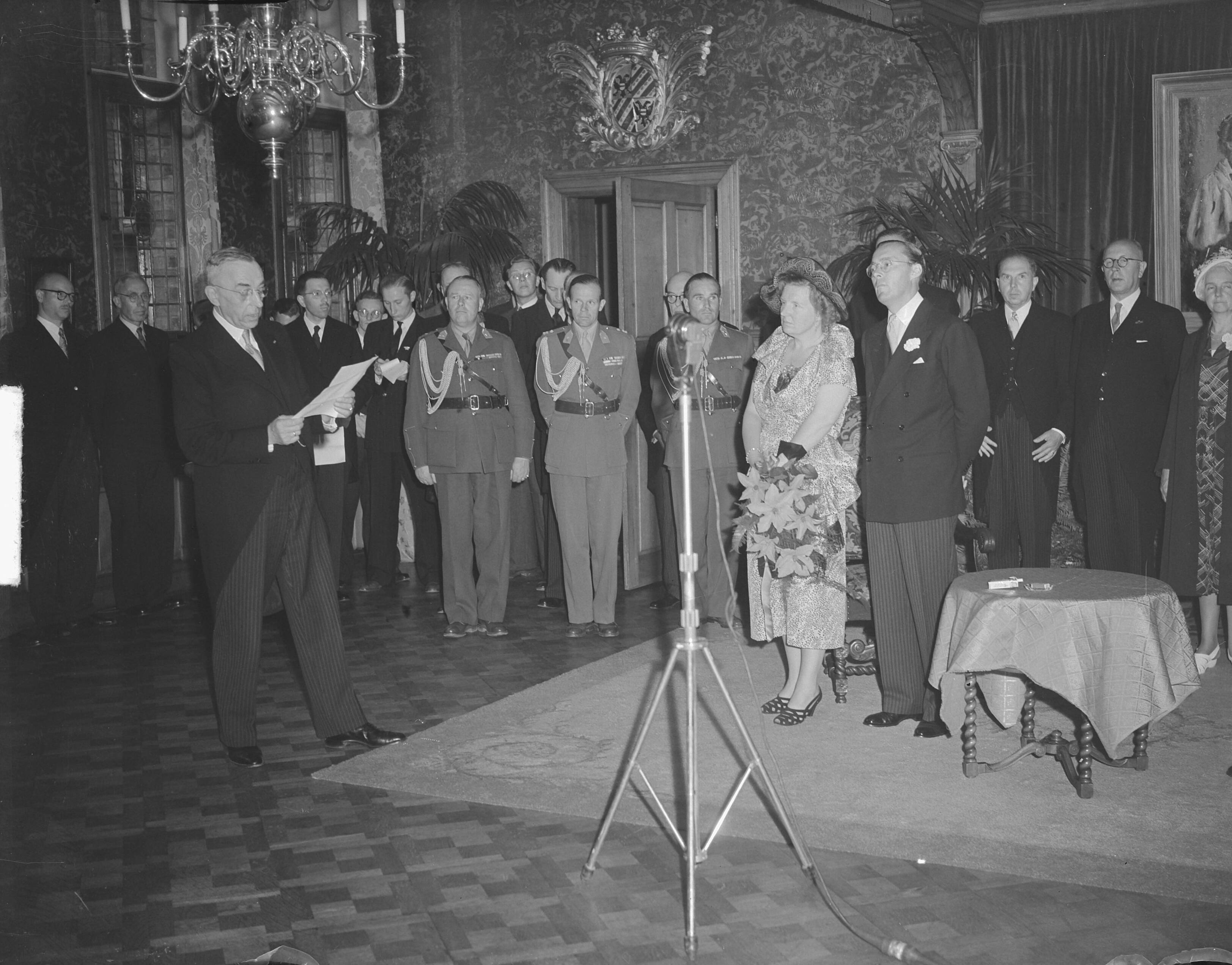 Koninklijk bezoek aan Groningen (1950) — Koninklijk bezoek aan Groningen — Foto: Noske, J.D. / Anefo. Licentie: Set B: Rechtenvrij / Publiek Domein. Bron: Nationaal Archief. http://hdl.handle.net/10648/a8da9232-d0b4-102d-bcf8-003048976d84