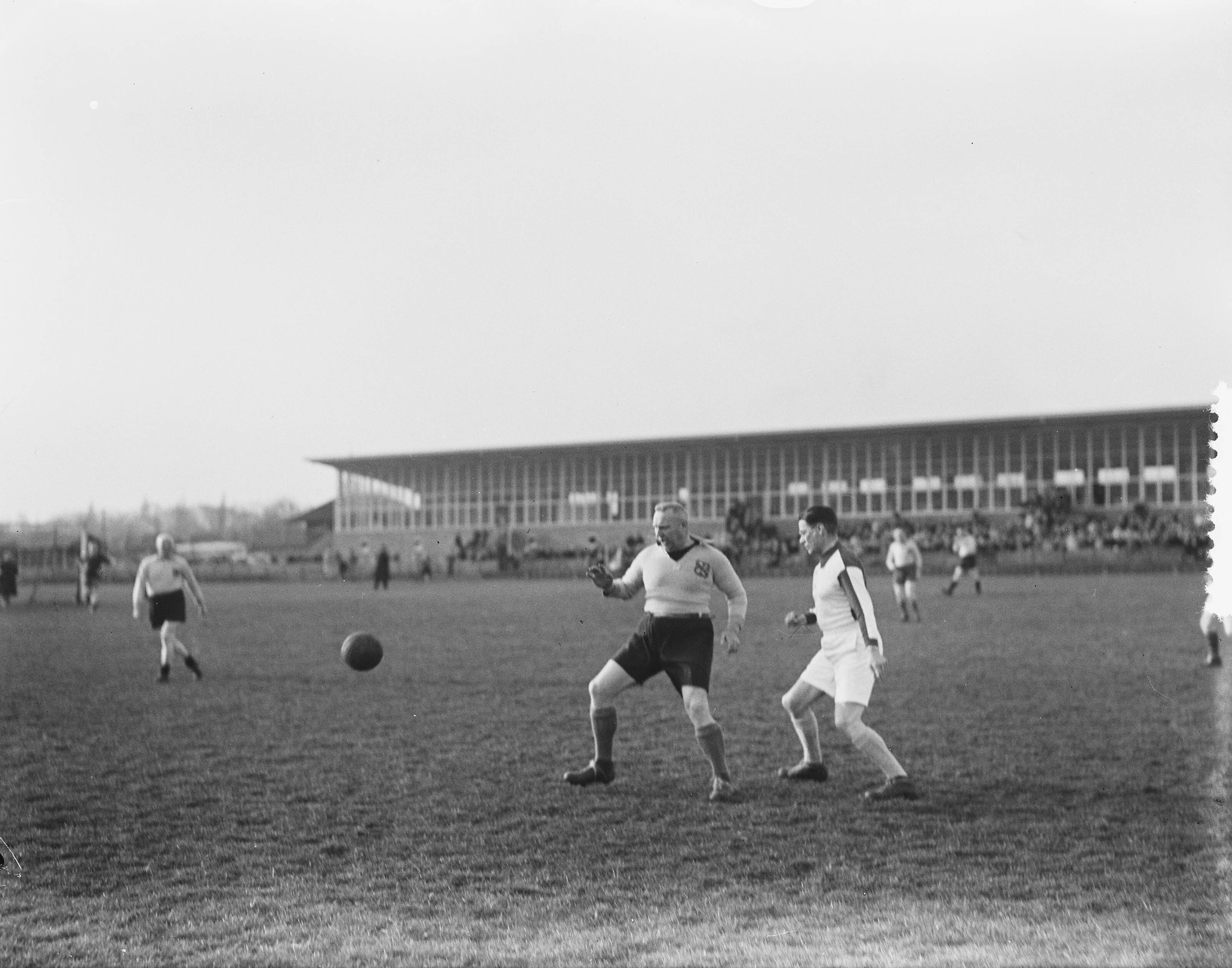 Raadsleden en hoger personeel van Hilversum hebben een onderlinge wedstrijd gespeeld — Raadsleden en hoger personeel van Hilversum hebben een onderlinge voetbalwedstrijd gespeeld. Burgemeester Boot in actie — Foto: Noske, J.D. / Anefo. Licentie: Set B: Rechtenvrij / Publiek Domein. Bron: Nationaal Archief. http://hdl.handle.net/10648/a8f783ba-d0b4-102d-bcf8-003048976d84