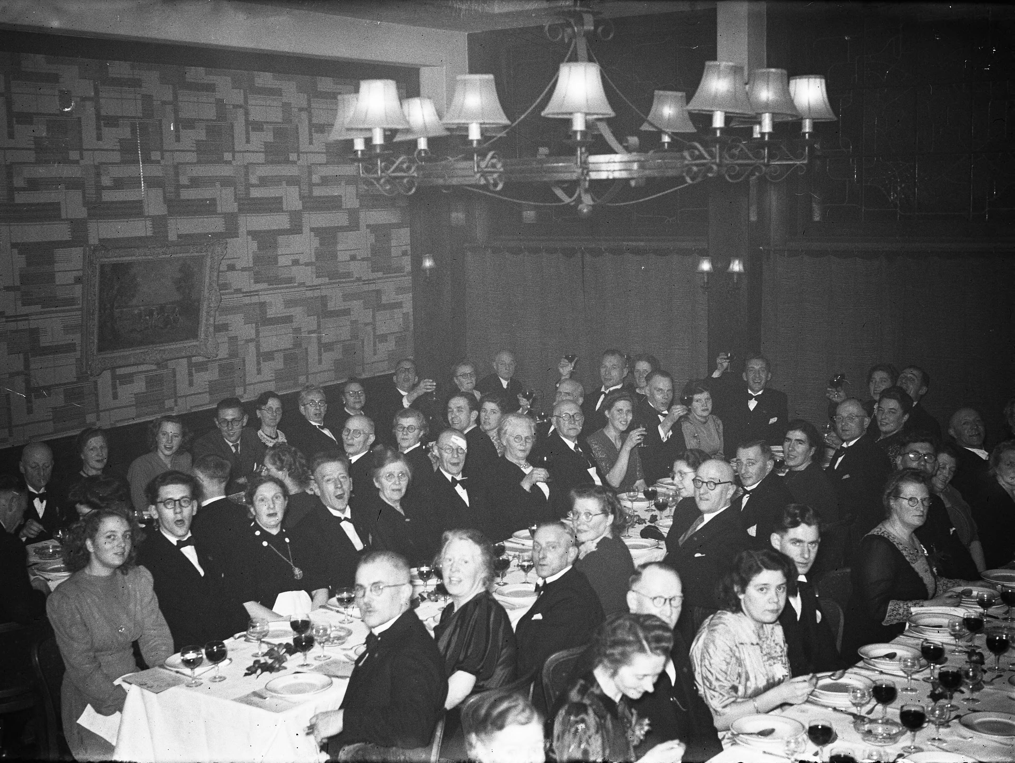 Fotocollectie Anefo — Viering 50-jarig bestaan Mannenkoor "Caecilia" uit Haarlem [feestavond en diner] — Foto: Sagers, Harry / Anefo. Licentie: Set B: Rechtenvrij / Publiek Domein. Bron: Nationaal Archief. http://hdl.handle.net/10648/a8a477b0-d0b4-102d-bcf8-003048976d84