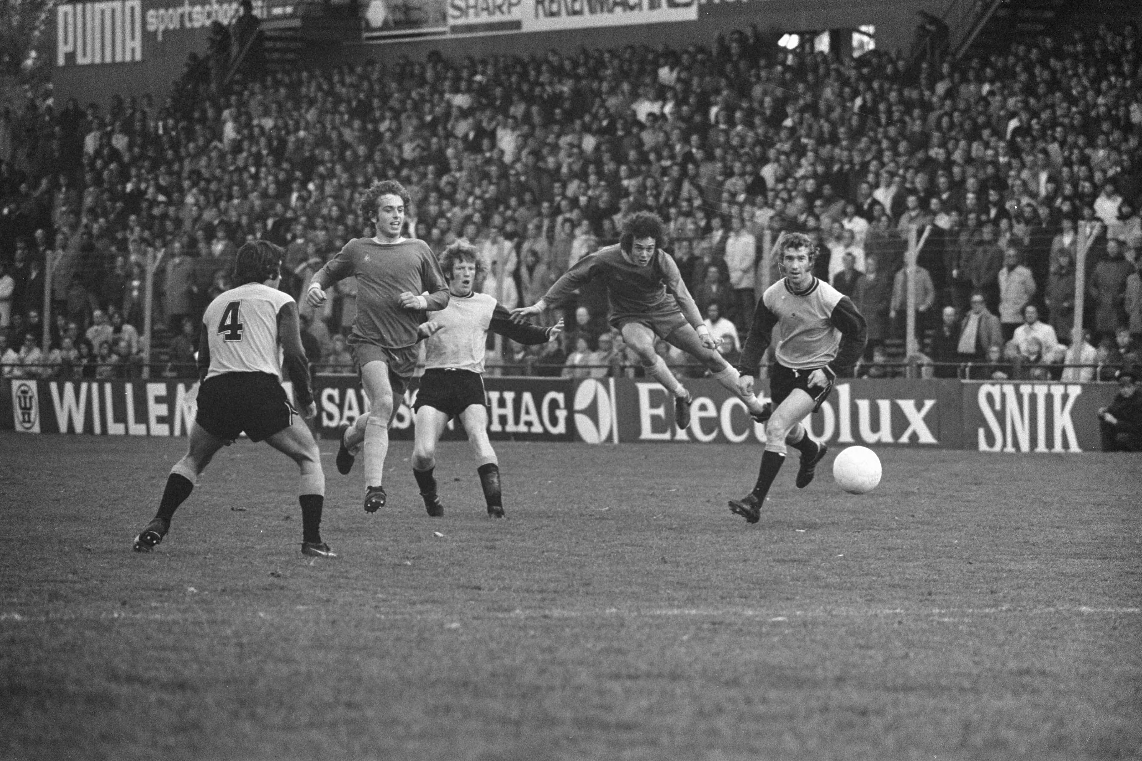 Fotocollectie Anefo — Den Haag tegen NAC 1-1, Hans Bres (tweede van rechts) lost schot — Foto: Mieremet, Rob / Anefo. Licentie: Set B: Rechtenvrij / Publiek Domein. Bron: Nationaal Archief. http://hdl.handle.net/10648/abfa448a-d0b4-102d-bcf8-003048976d84