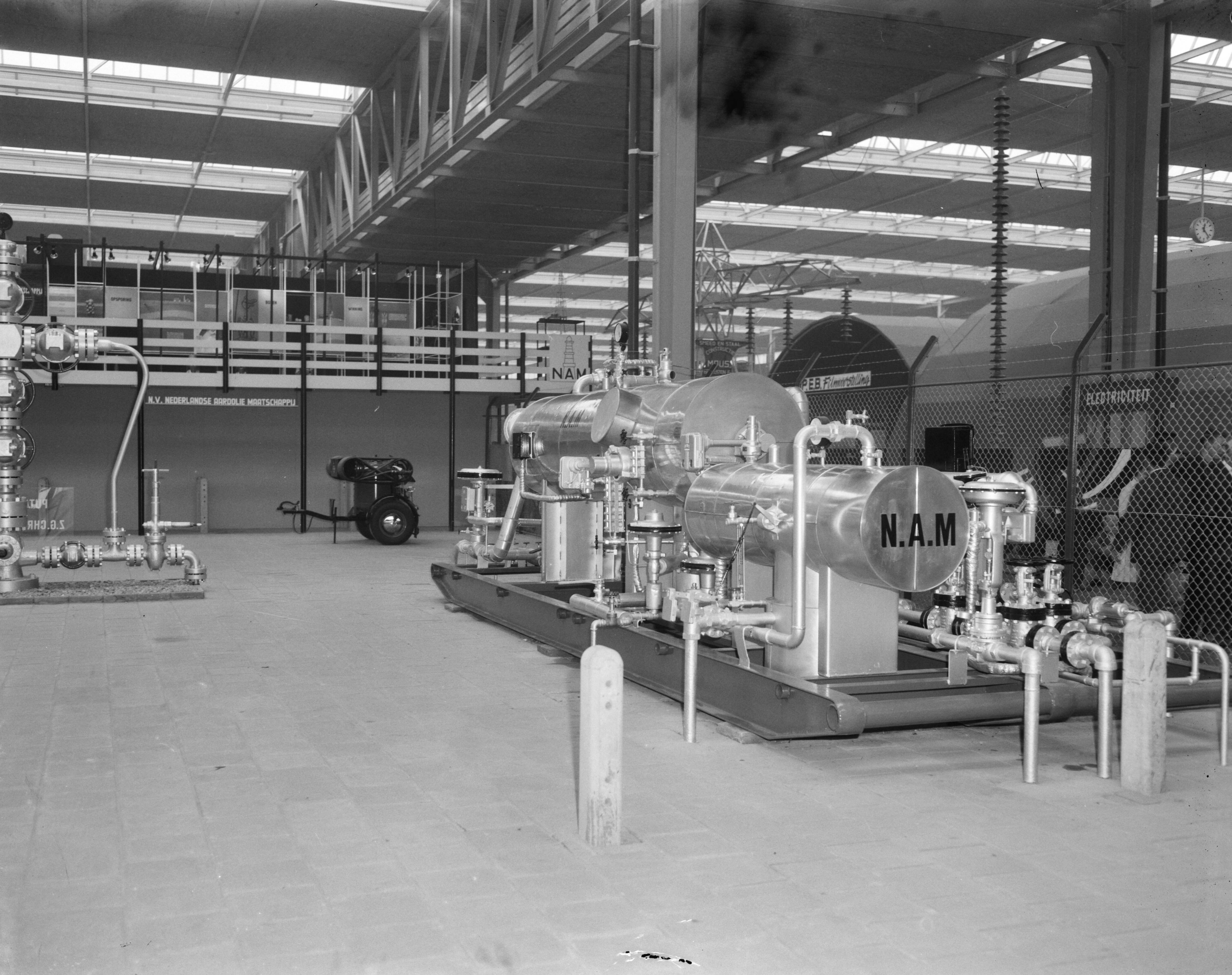 Fotocollectie Anefo — Stand van de NAM op de tentoonstelling "Frisiana" te Leeuwarden (Opdracht NAM) — Foto: Bilsen, Joop van / Anefo. Licentie: Set B: Rechtenvrij / Publiek Domein. Bron: Nationaal Archief. http://hdl.handle.net/10648/aa45f18e-d0b4-102d-bcf8-003048976d84