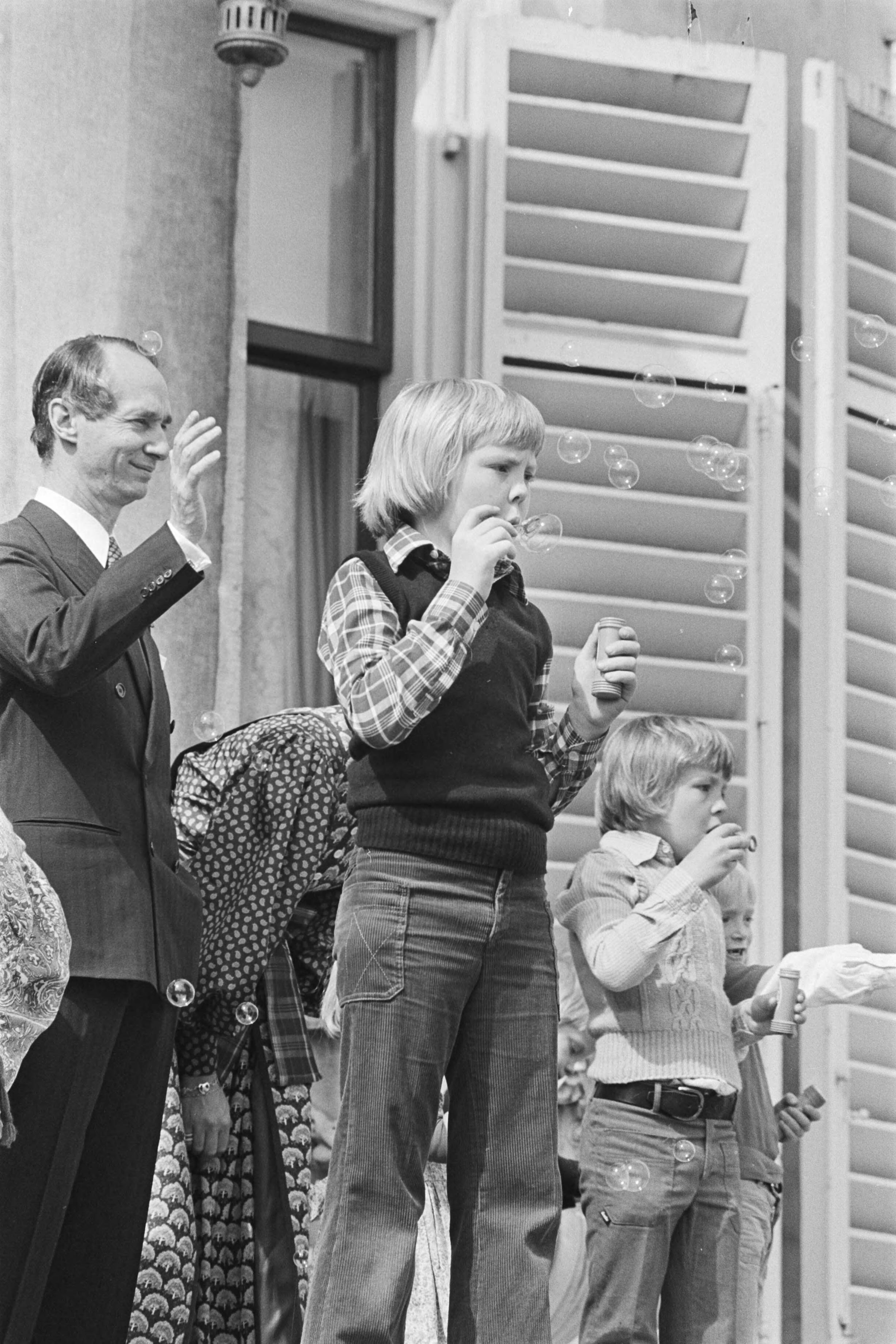 Koninginnedag 1977, defile Soestdijk — Defile Soestdijk; Willem Alexander (l) en Johan Friso tijdens bellenblazen — Foto: Peters, Hans / Anefo. Licentie: Set B: Rechtenvrij / Publiek Domein. Bron: Nationaal Archief. http://hdl.handle.net/10648/ac9ad832-d0b4-102d-bcf8-003048976d84