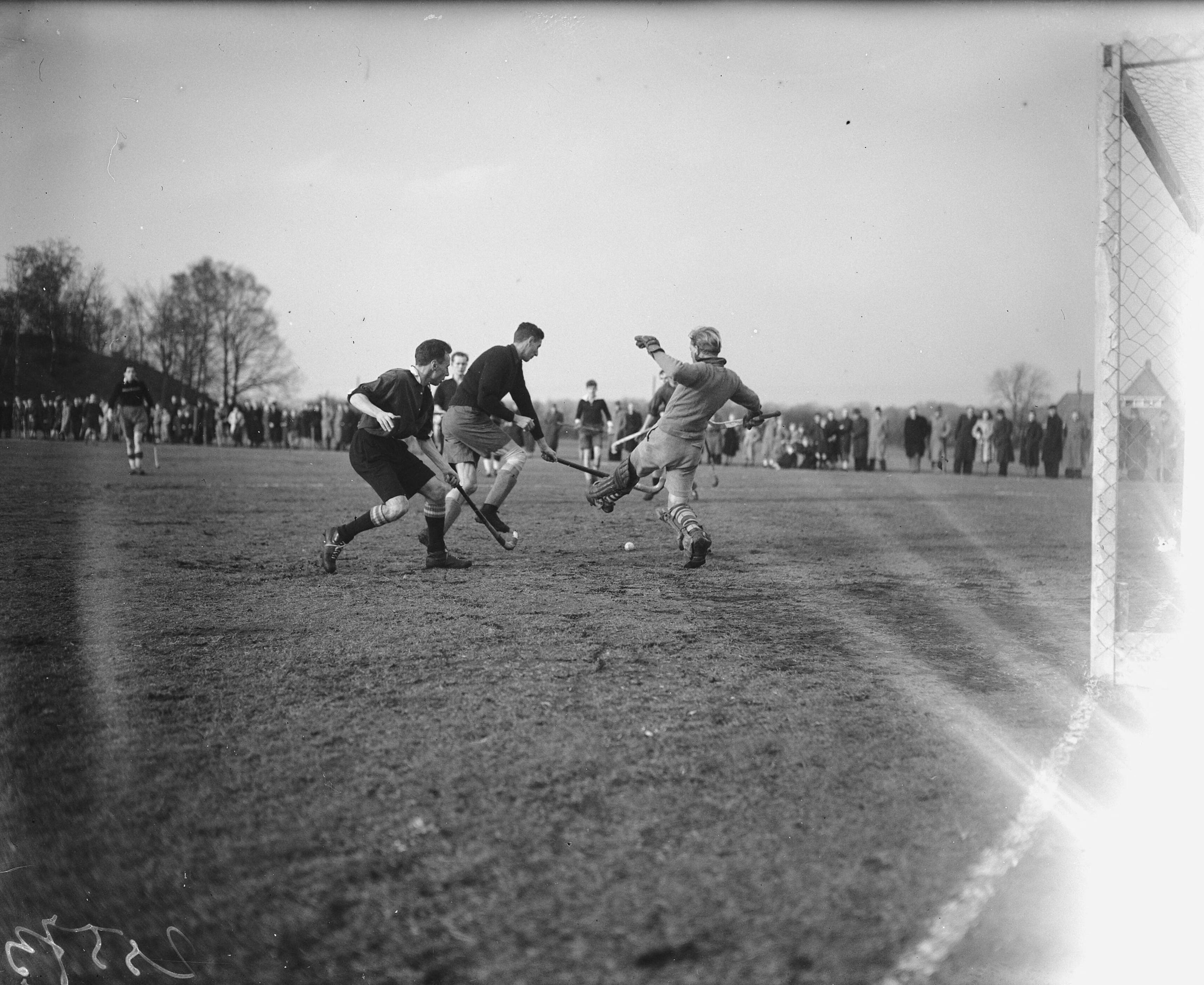 Fotocollectie Anefo — Hockey. Hilversum tegen HHYC 2-5. Moment voor Hilversumse doel — Foto: Snikkers, Anton / Anefo. Licentie: Set B: Rechtenvrij / Publiek Domein. Bron: Nationaal Archief. http://hdl.handle.net/10648/a8b1f3d6-d0b4-102d-bcf8-003048976d84