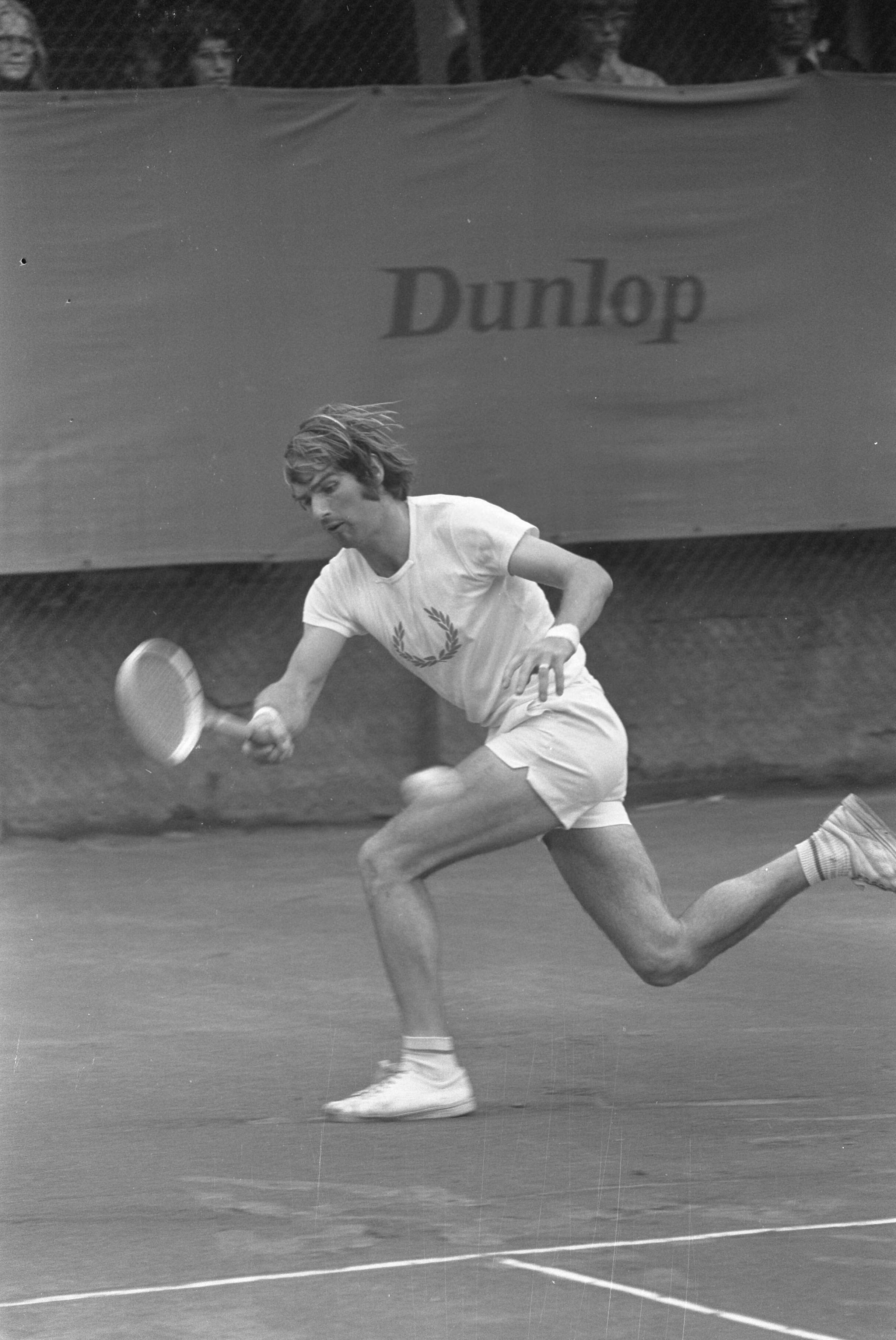 Fotocollectie Anefo — Internationale tenniskampioenschappen Melkhuisje te Hilversum, Fred Hemmes in aktie — Foto: Peters, Hans / Anefo. Licentie: Set B: Rechtenvrij / Publiek Domein. Bron: Nationaal Archief. http://hdl.handle.net/10648/abf0a4f2-d0b4-102d-bcf8-003048976d84