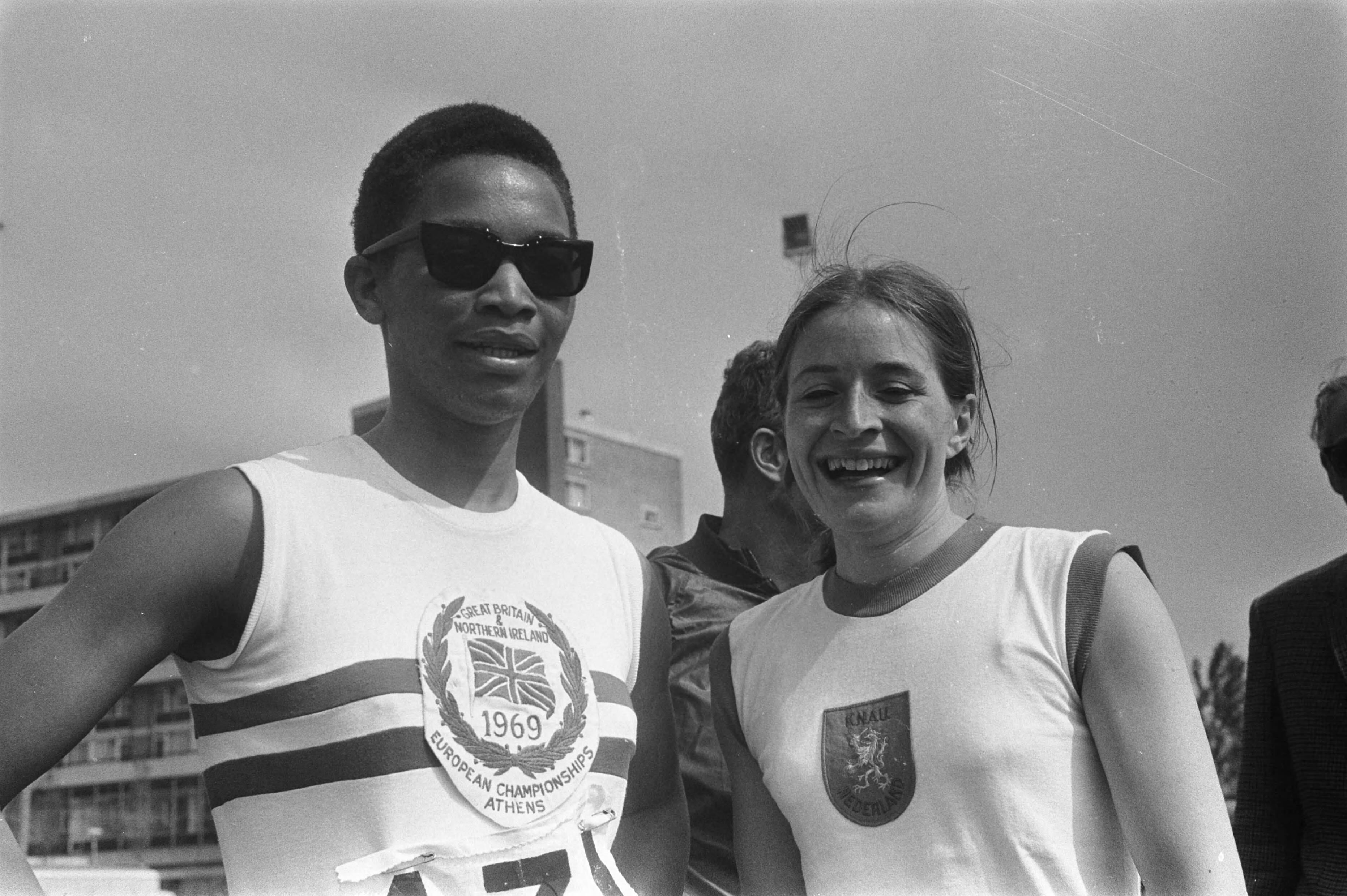 Fotocollectie Anefo — Dames atletiek Nederland tegen Engeland in Den Haag ; links Marilyn Neufoille , rechts Wilma van den Berg koppen — Foto: Koch, Eric / Anefo. Licentie: Set B: Rechtenvrij / Publiek Domein. Bron: Nationaal Archief. http://hdl.handle.net/10648/ab974dd0-d0b4-102d-bcf8-003048976d84