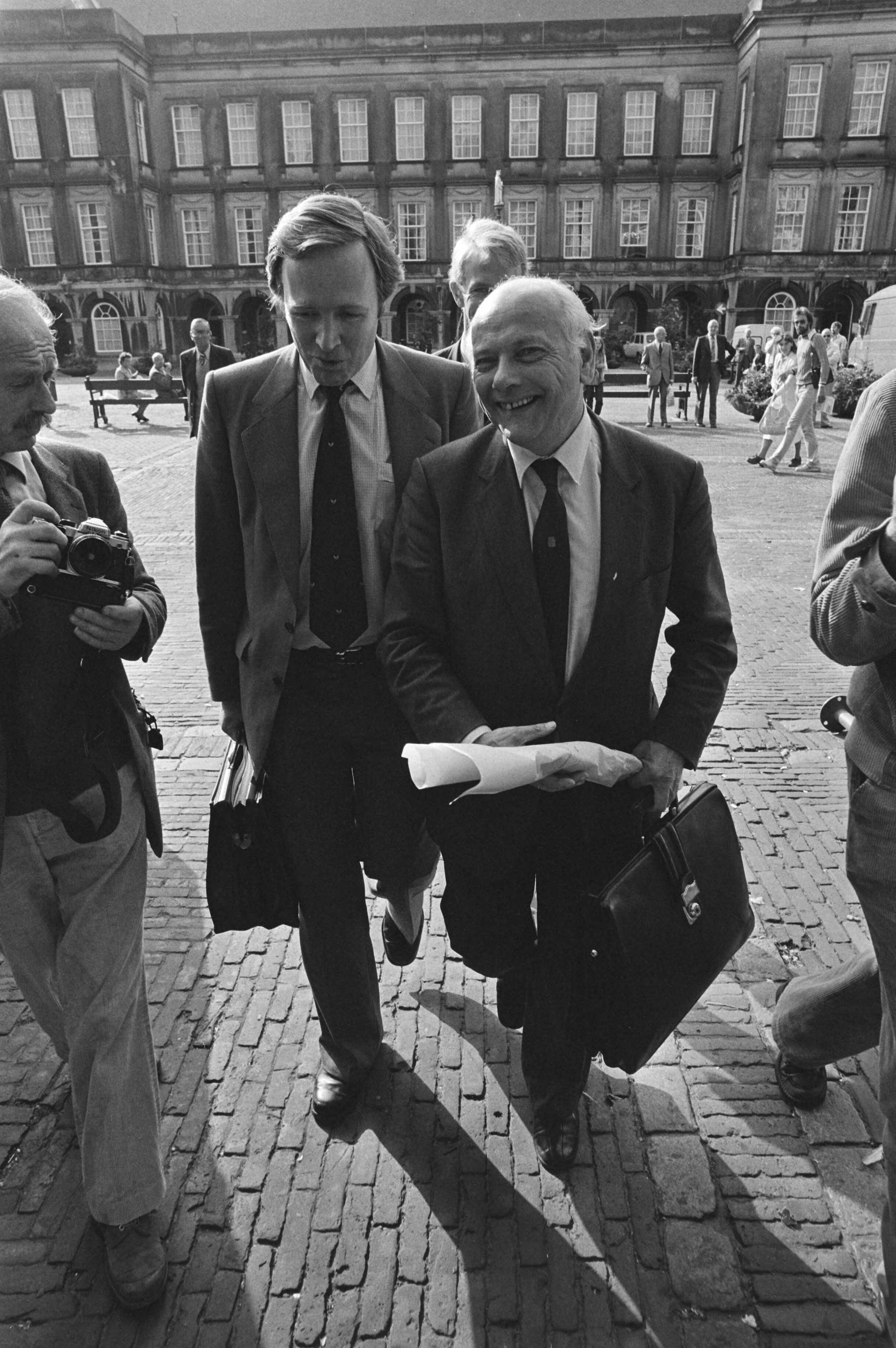 Kabinetsformatie 1981 — PvdA fractievoorzitter Joop den Uyl en D'66 fractievoorzitter Jan Terlouw lopend op het Binnenhof in den Haag tijdens de kabinetsformatie van 1981 — Foto: Antonisse, Marcel / Anefo. Licentie: Set B: Rechtenvrij / Publiek Domein. Bron: Nationaal Archief. http://hdl.handle.net/10648/ad02ad7c-d0b4-102d-bcf8-003048976d84