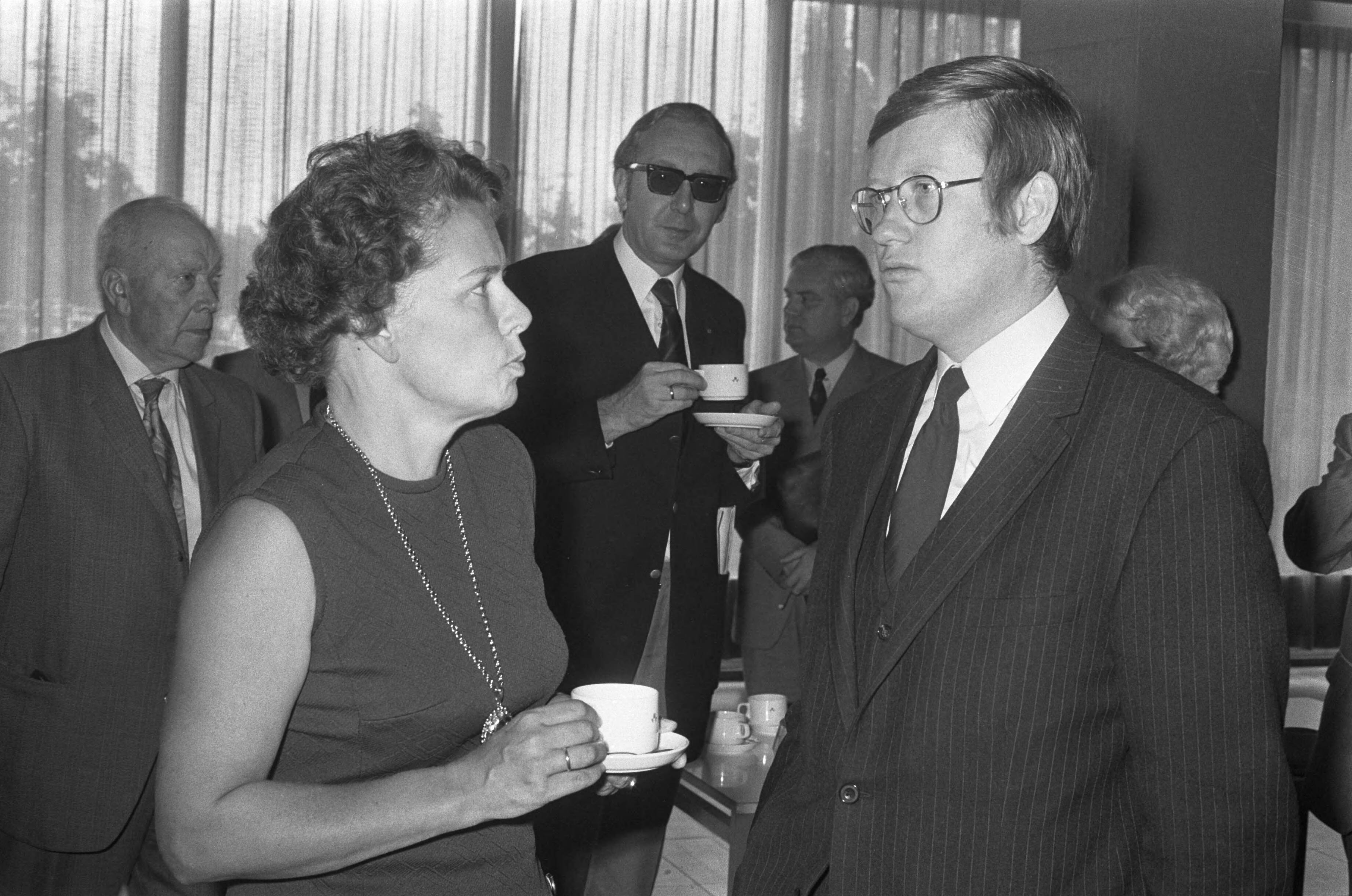 Fotocollectie Anefo — VVD-hoofdbestuur bijeen in Breda om lijsttrekker te kiezen Wiegel en mevrouw Van Someren Downer — Foto: Verhoeff, Bert / Anefo. Licentie: Set B: Rechtenvrij / Publiek Domein. Bron: Nationaal Archief. http://hdl.handle.net/10648/abf700a4-d0b4-102d-bcf8-003048976d84