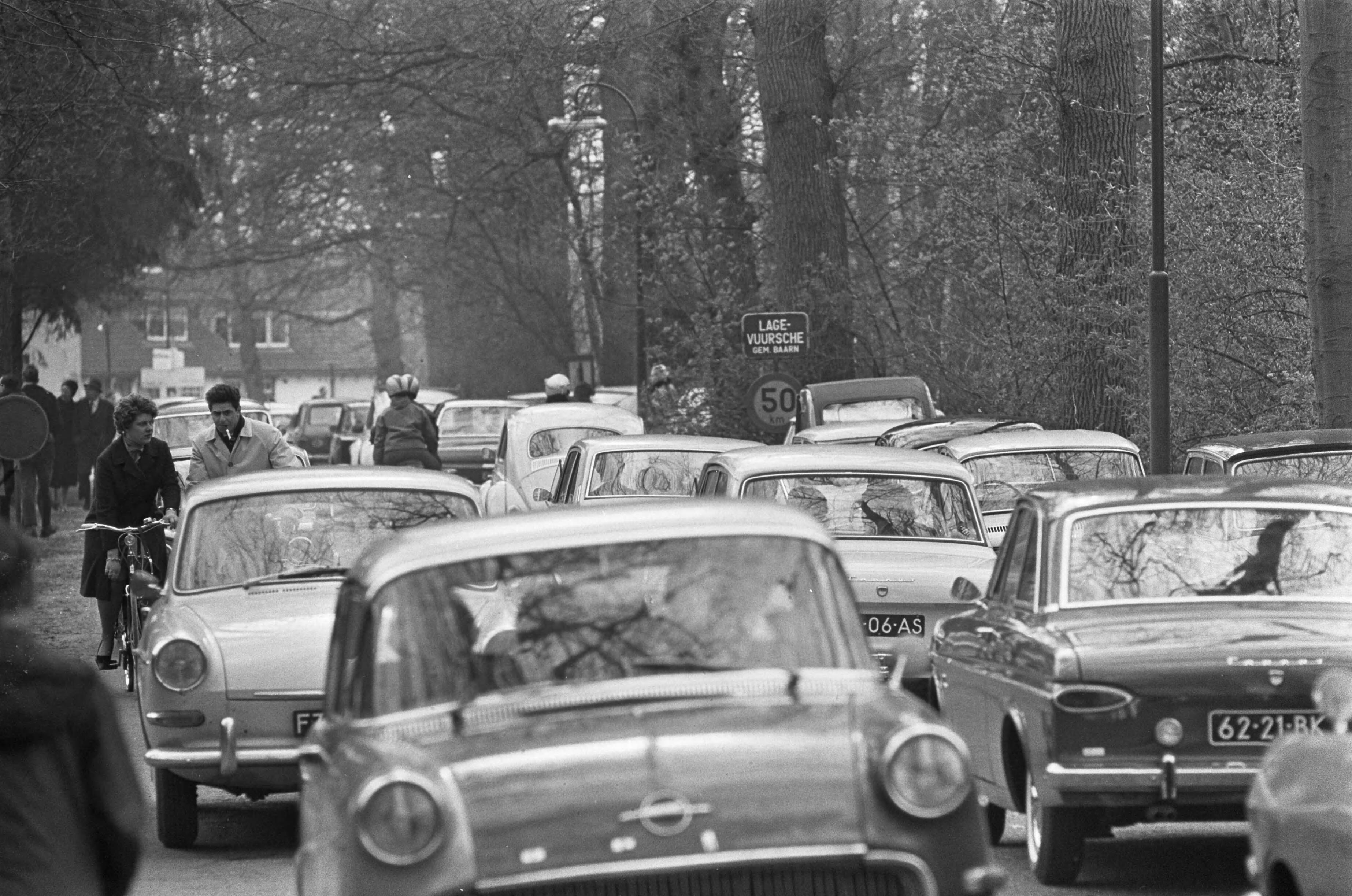 Fotocollectie Anefo — Het mooie weer heeft voor grote drukte op de wegen gezorgd. Vele mensen trokken naar Drakensteyn. Er ontstonden kilometerlange filles. — Foto: Kroon, Ron / Anefo. Licentie: Set B: Rechtenvrij / Publiek Domein. Bron: Nationaal Archief. http://hdl.handle.net/10648/ab150c62-d0b4-102d-bcf8-003048976d84