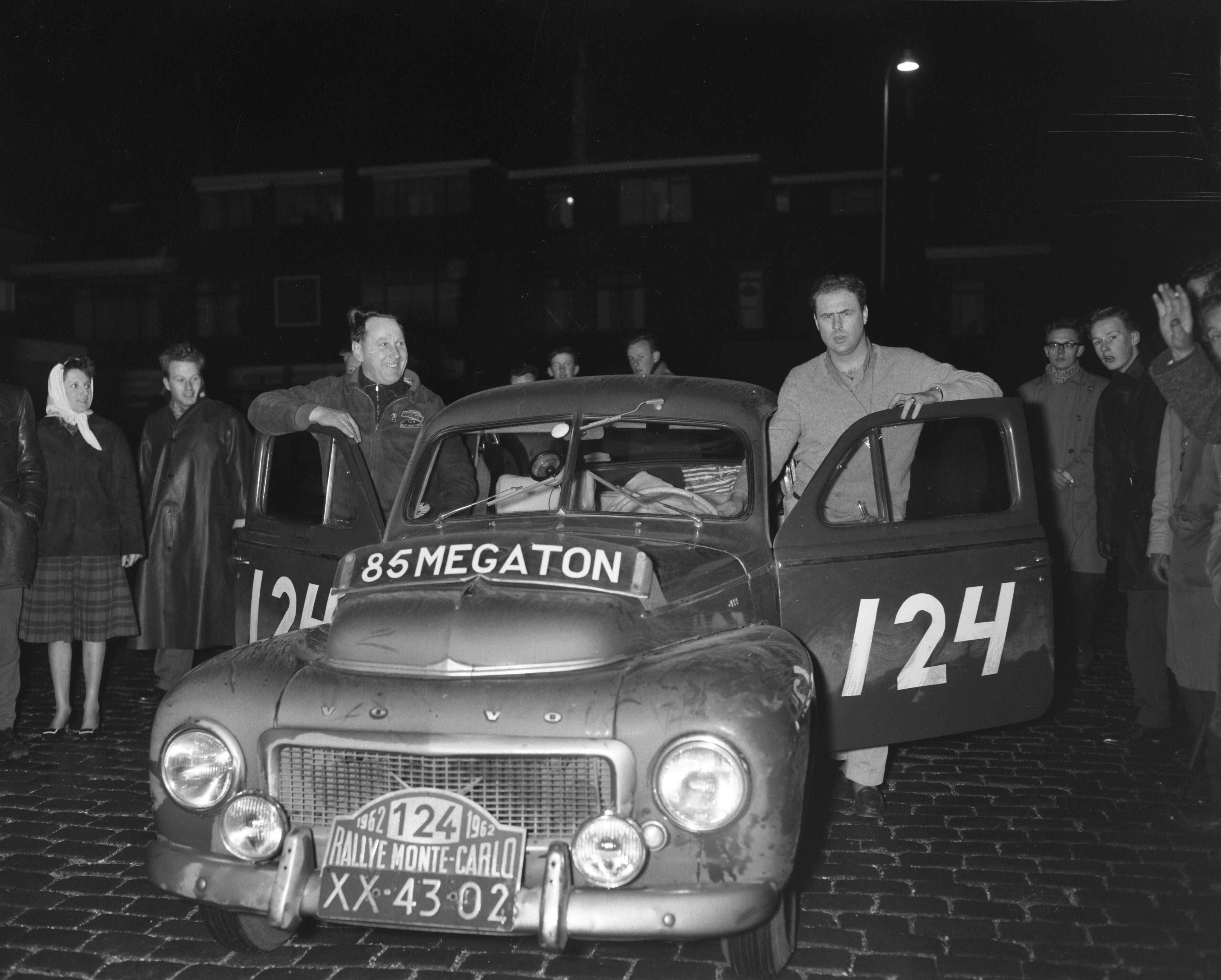 Fotocollectie Anefo — Deelnemers Rally Monte Carlo tijdcontrole in Scheveningen. Matthijs Huisman en P. Schous in Volvo PV 444 (startnummer 124) — Foto: Bilsen, Joop van / Anefo. Licentie: Set B: Rechtenvrij / Publiek Domein. Bron: Nationaal Archief. http://hdl.handle.net/10648/a9f4fdc4-d0b4-102d-bcf8-003048976d84